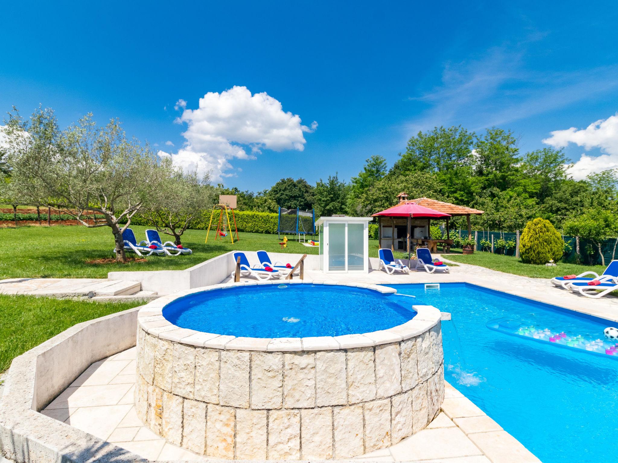 Photo 8 - Maison de 4 chambres à Karojba avec piscine privée et terrasse