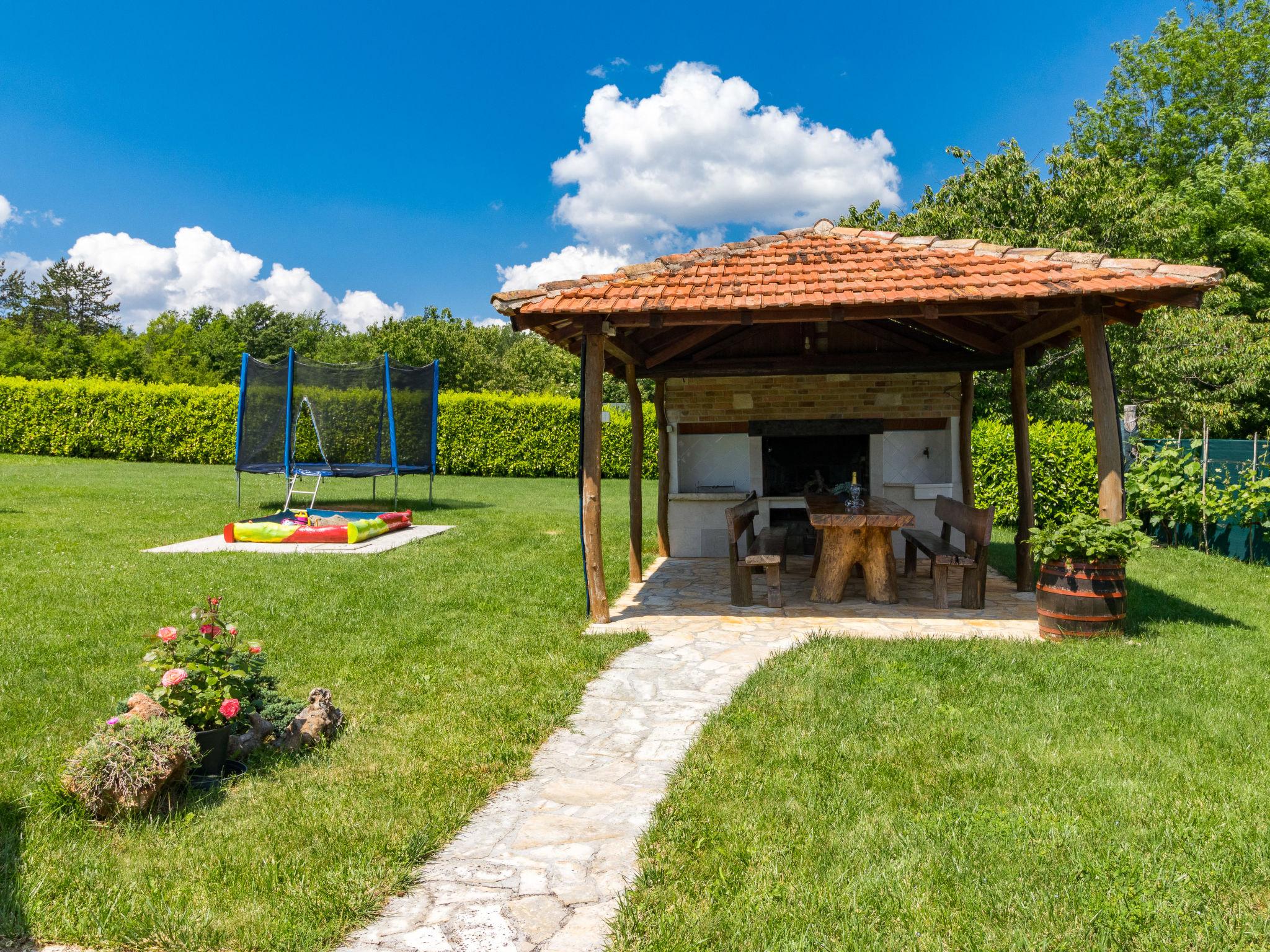 Foto 11 - Casa con 4 camere da letto a Karojba con piscina privata e giardino