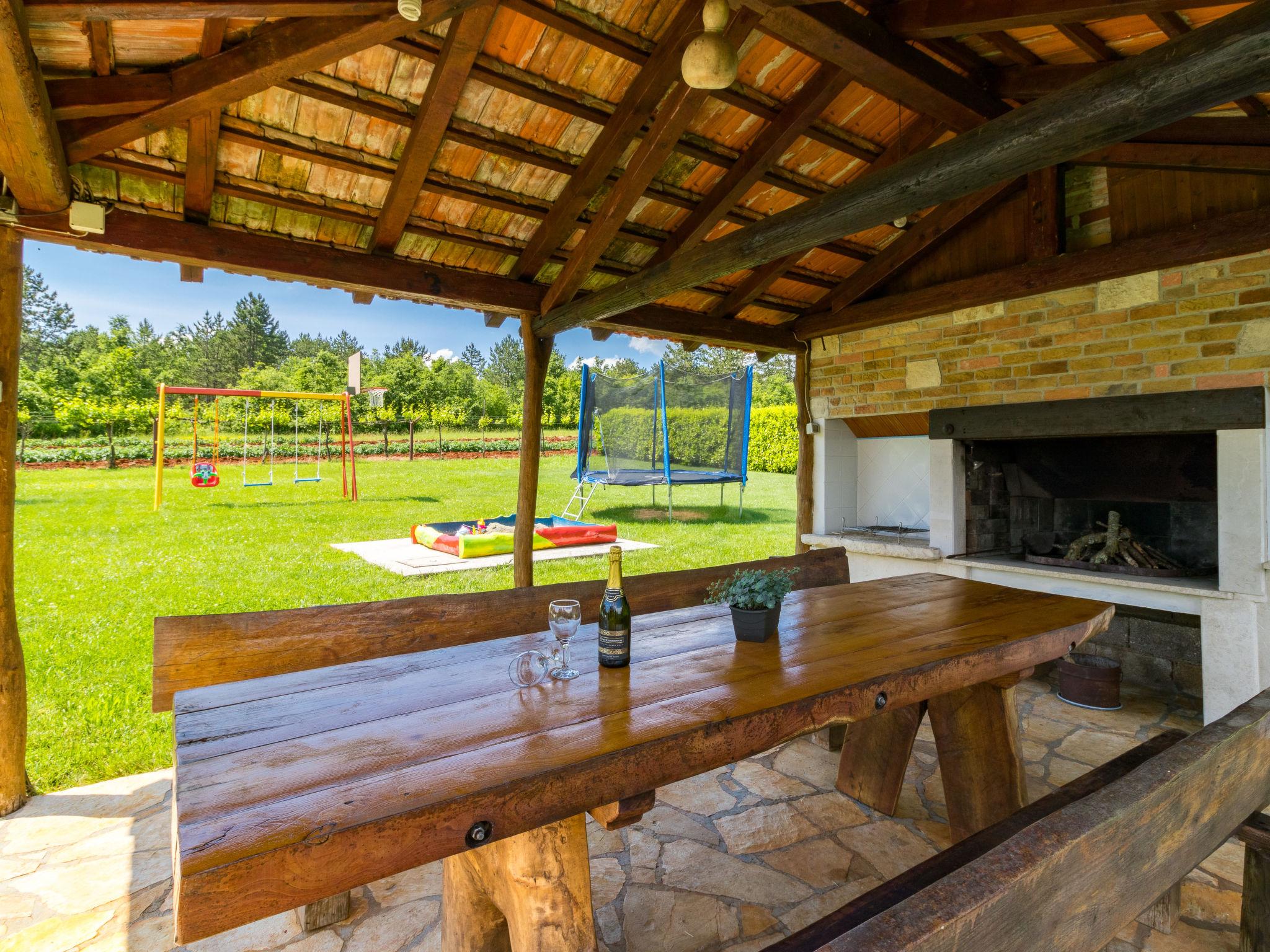 Photo 4 - Maison de 4 chambres à Karojba avec piscine privée et jardin