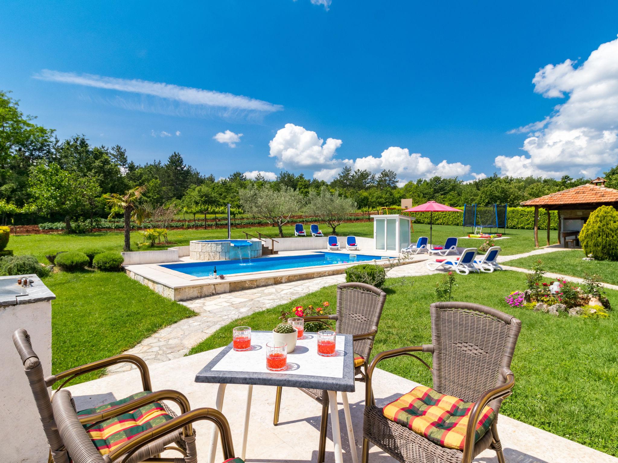 Photo 7 - Maison de 4 chambres à Karojba avec piscine privée et terrasse