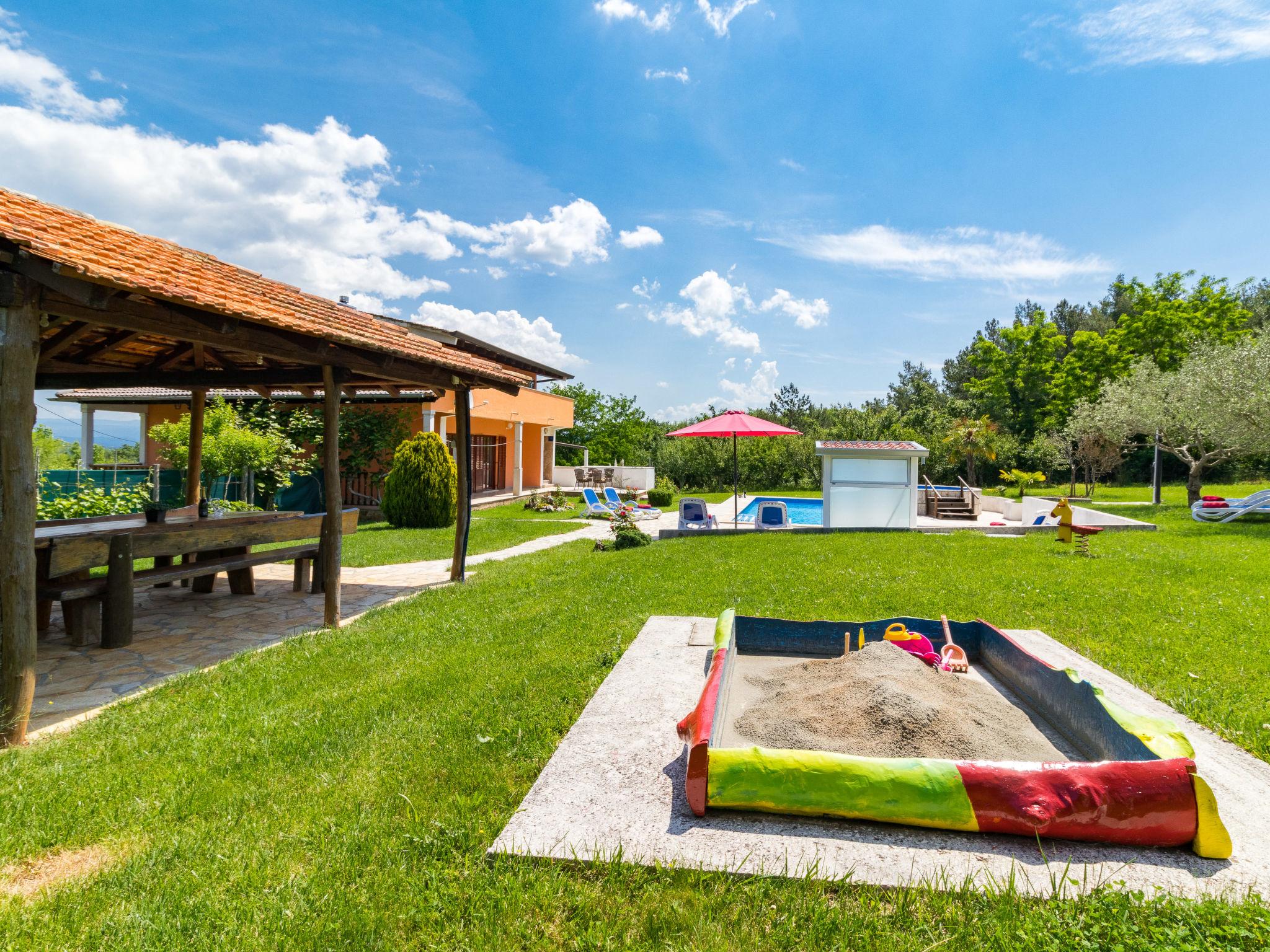 Photo 6 - Maison de 4 chambres à Karojba avec piscine privée et jardin