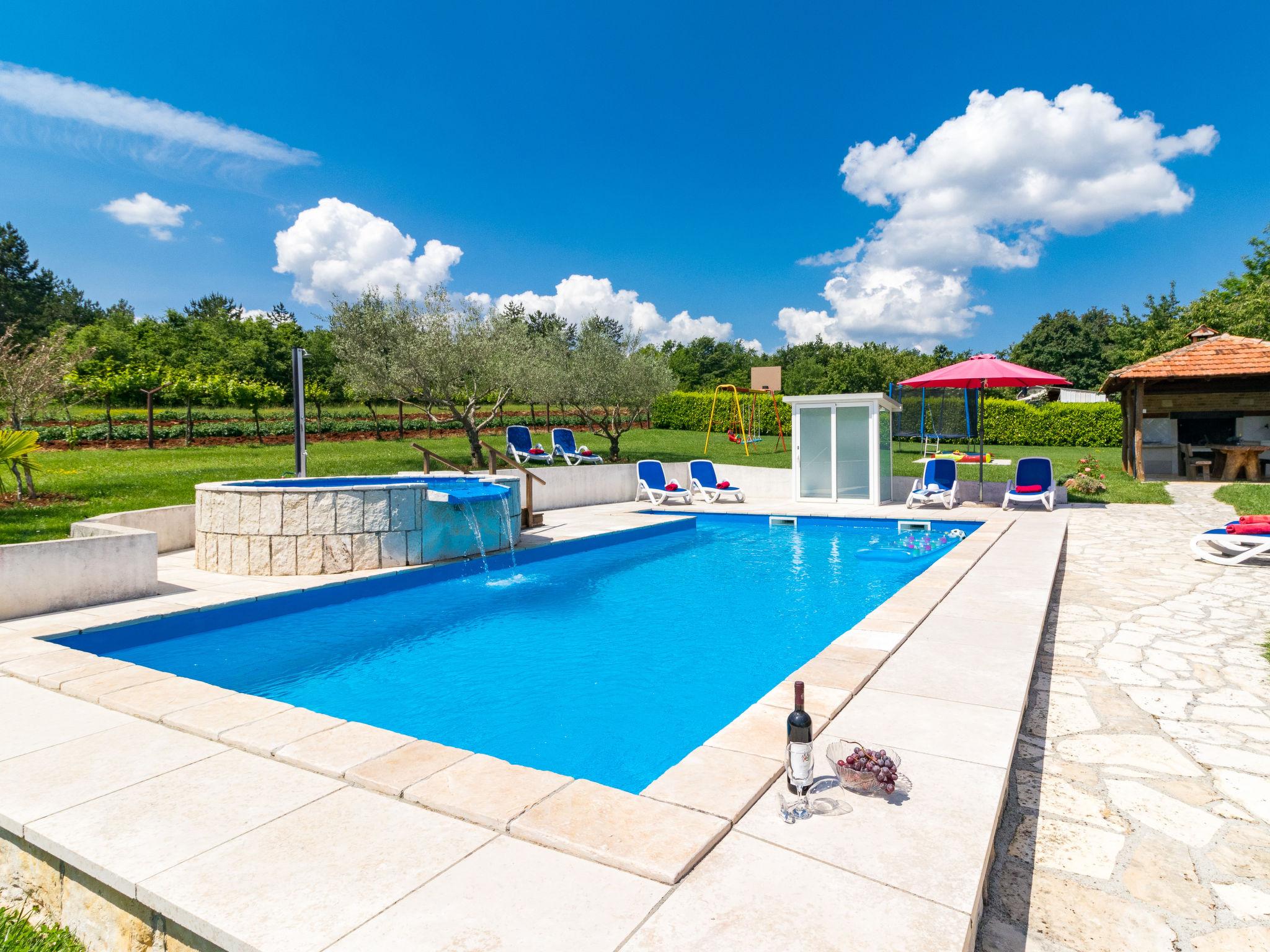 Foto 6 - Casa de 4 quartos em Karojba com piscina privada e terraço