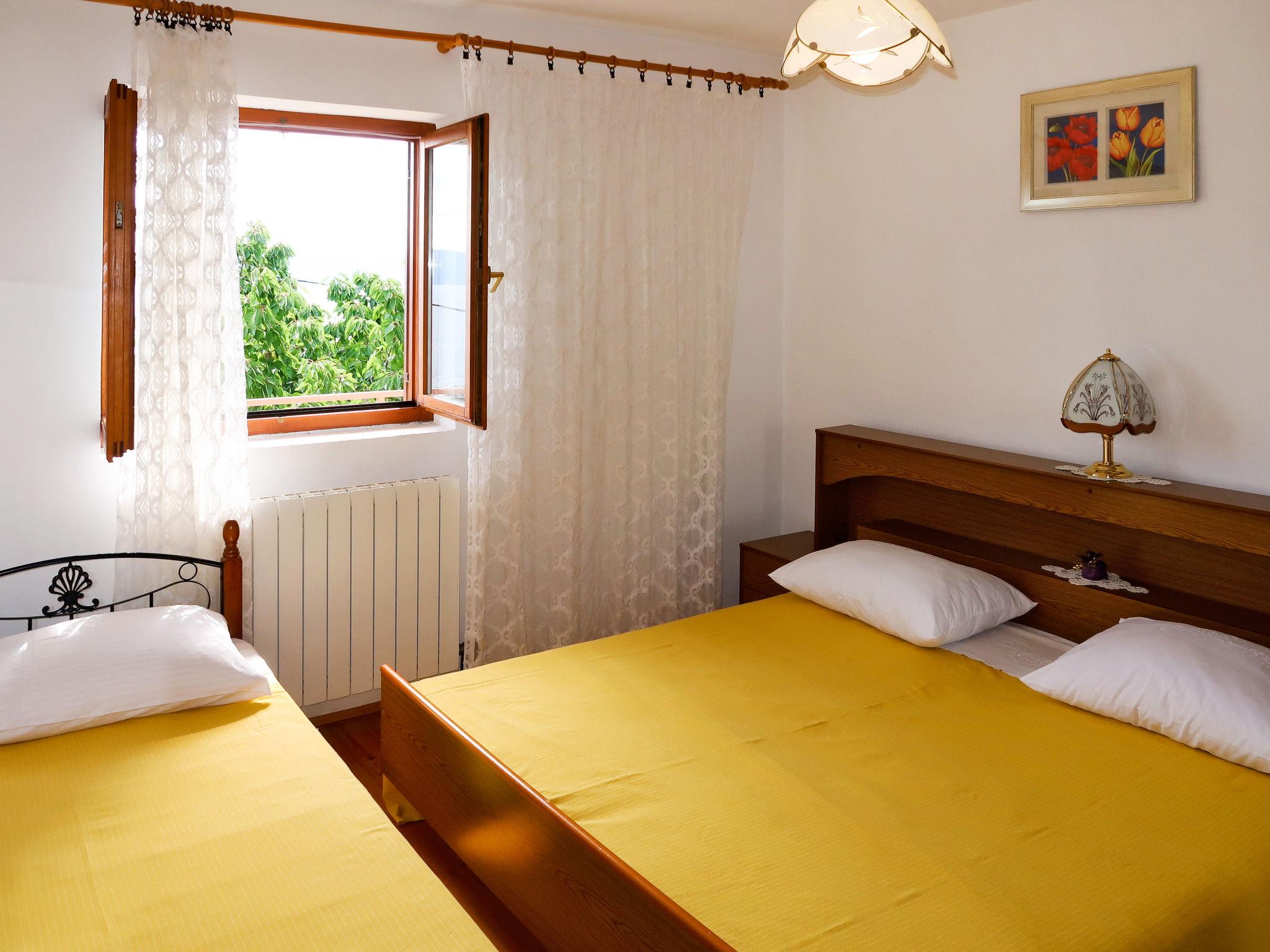 Foto 12 - Appartamento con 3 camere da letto a Raša con vista mare