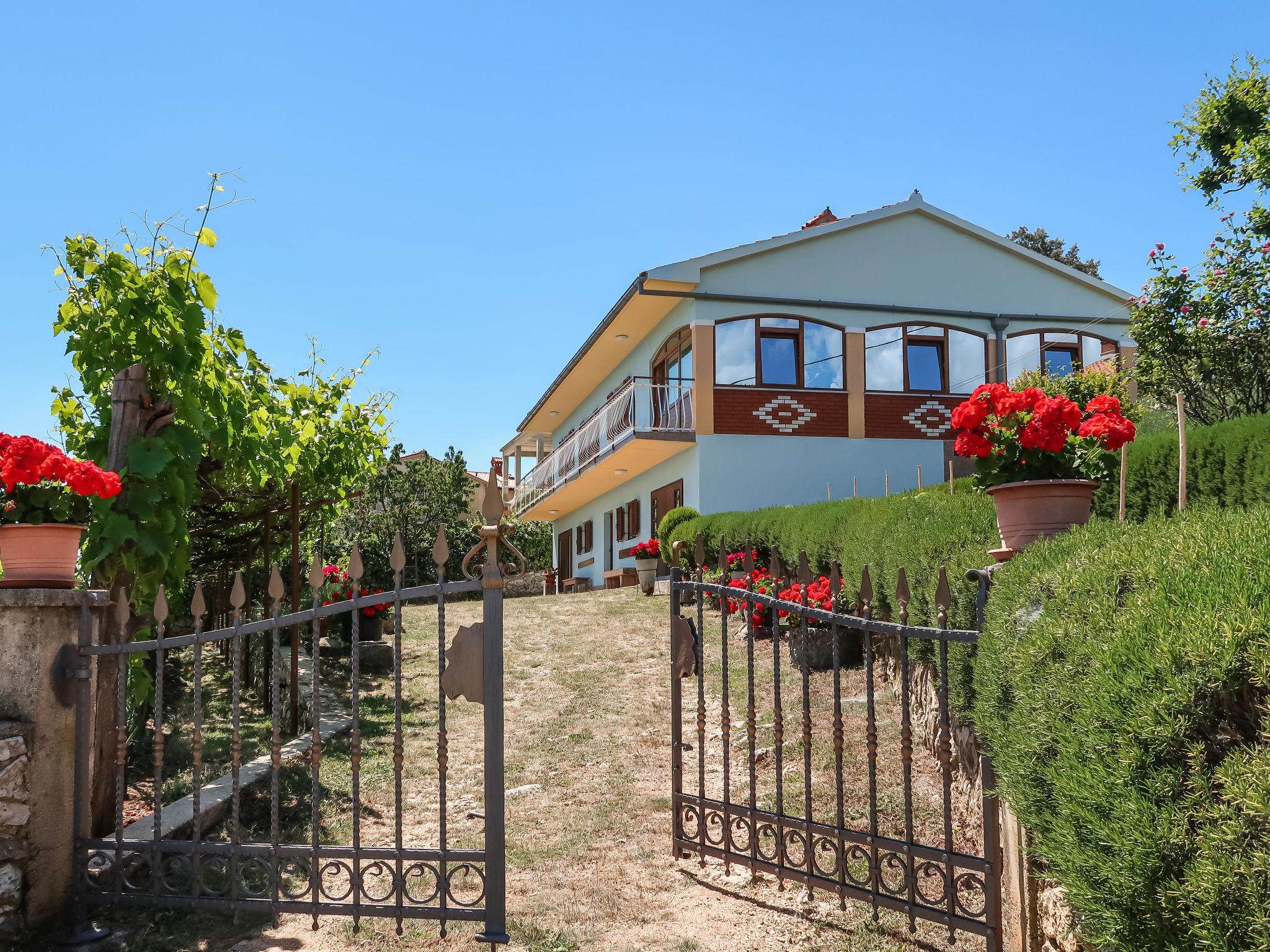 Foto 1 - Apartment mit 3 Schlafzimmern in Raša mit blick aufs meer