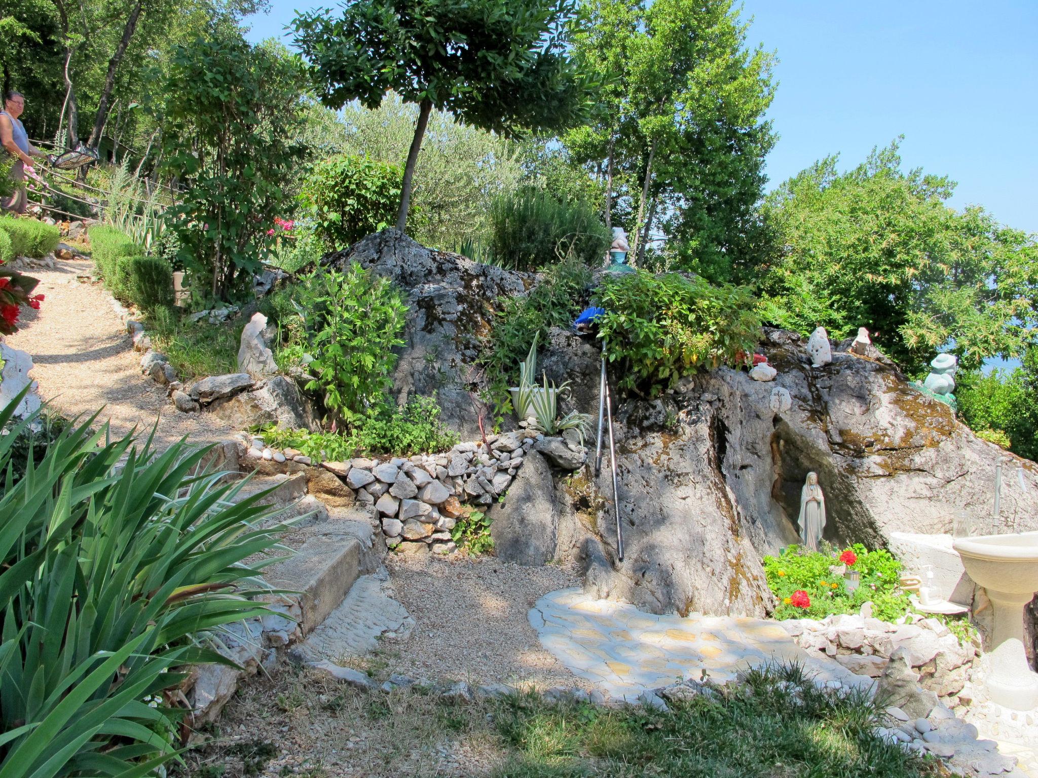 Foto 19 - Appartamento con 1 camera da letto a Mošćenička Draga con giardino e terrazza