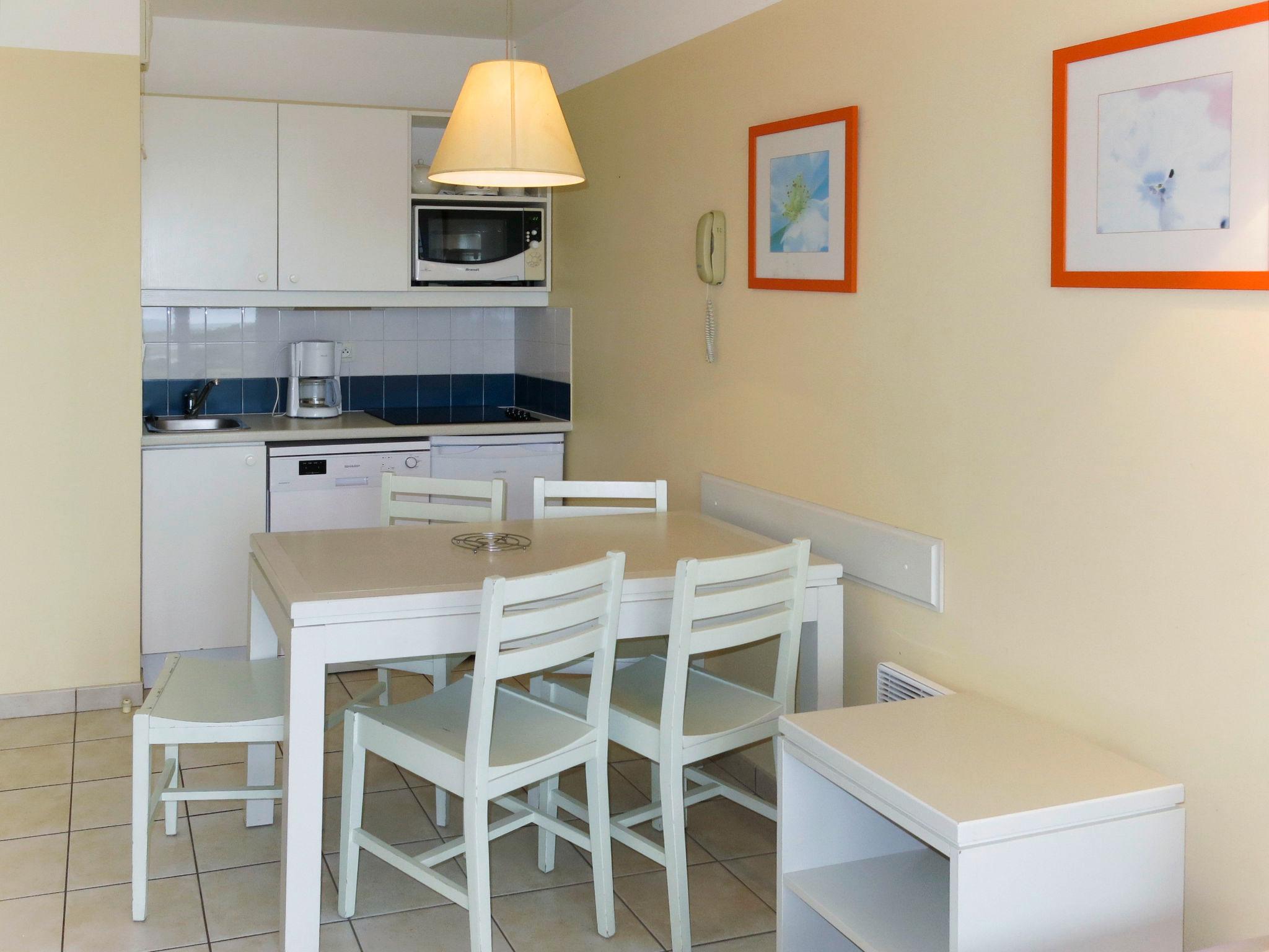 Foto 3 - Appartamento con 1 camera da letto a Les Sables-d'Olonne con piscina e vista mare