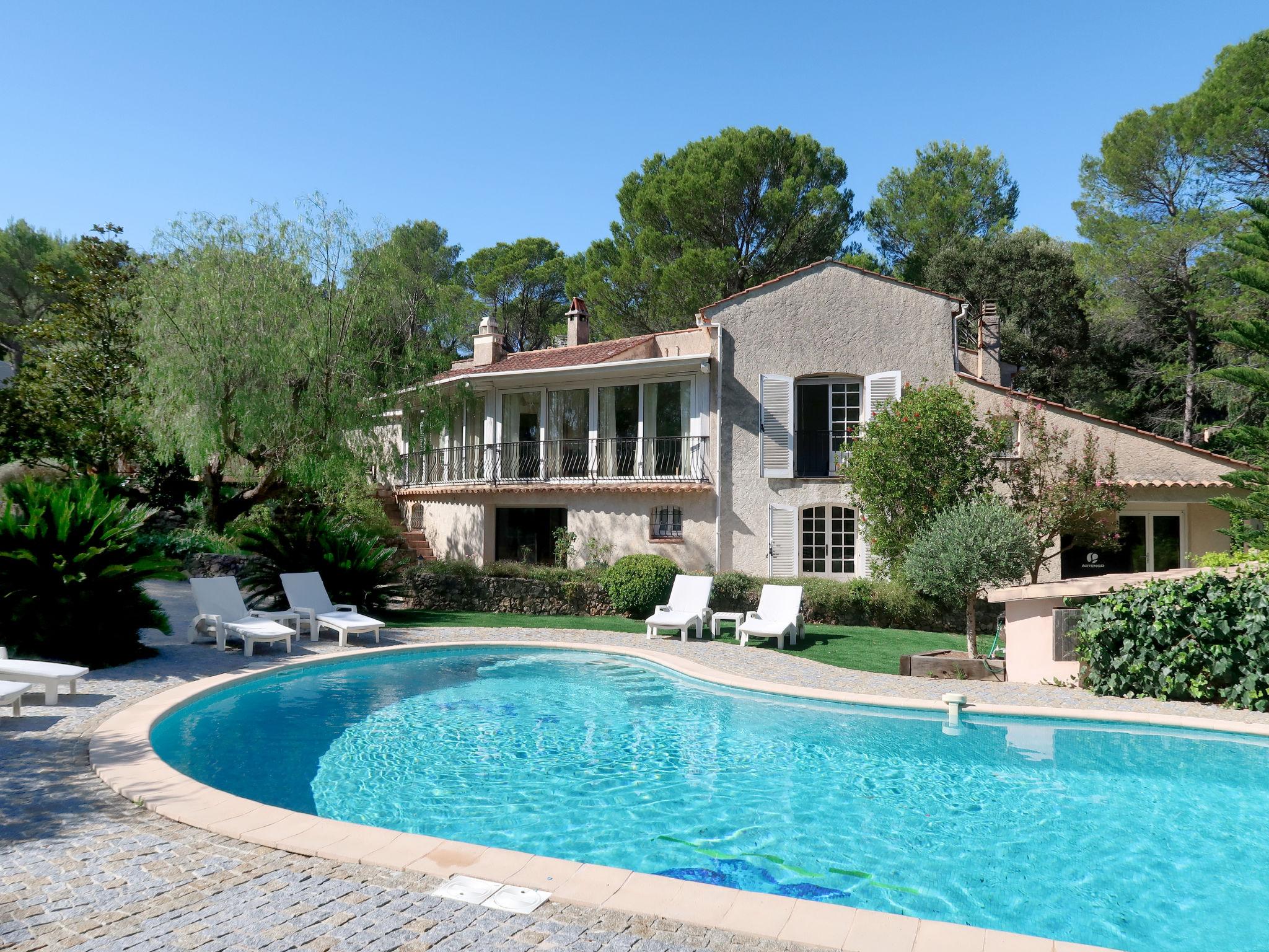 Foto 1 - Casa de 5 habitaciones en Fréjus con piscina privada y jardín