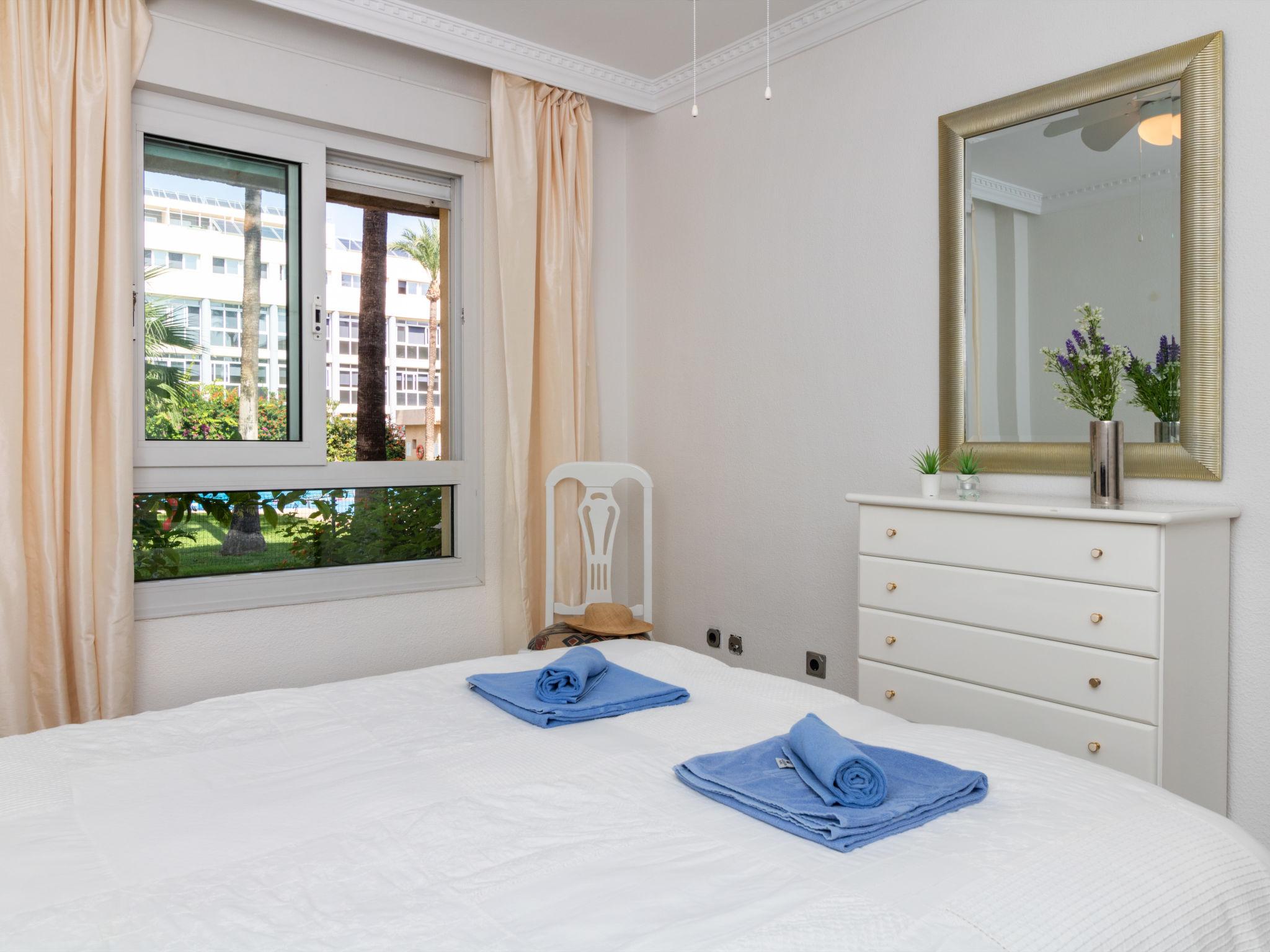 Foto 15 - Appartamento con 2 camere da letto a Torremolinos con piscina e vista mare