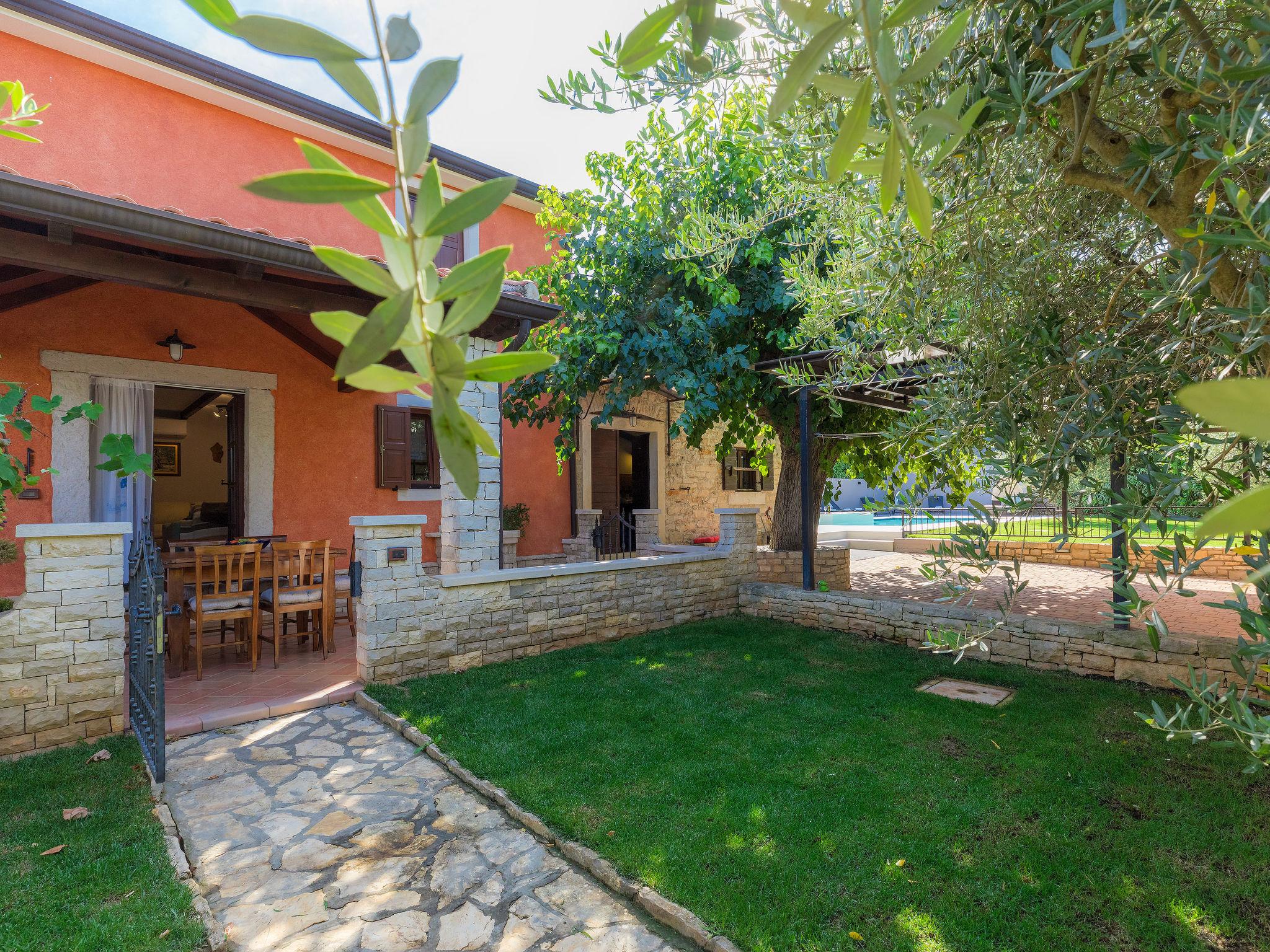 Photo 2 - Maison de 2 chambres à Umag avec piscine privée et vues à la mer