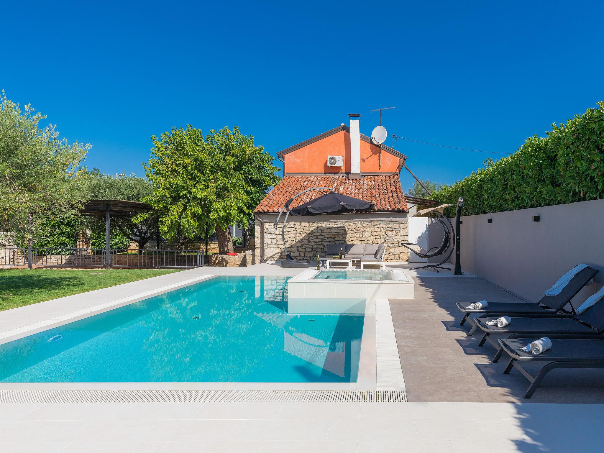 Foto 6 - Casa con 2 camere da letto a Umag con piscina privata e giardino