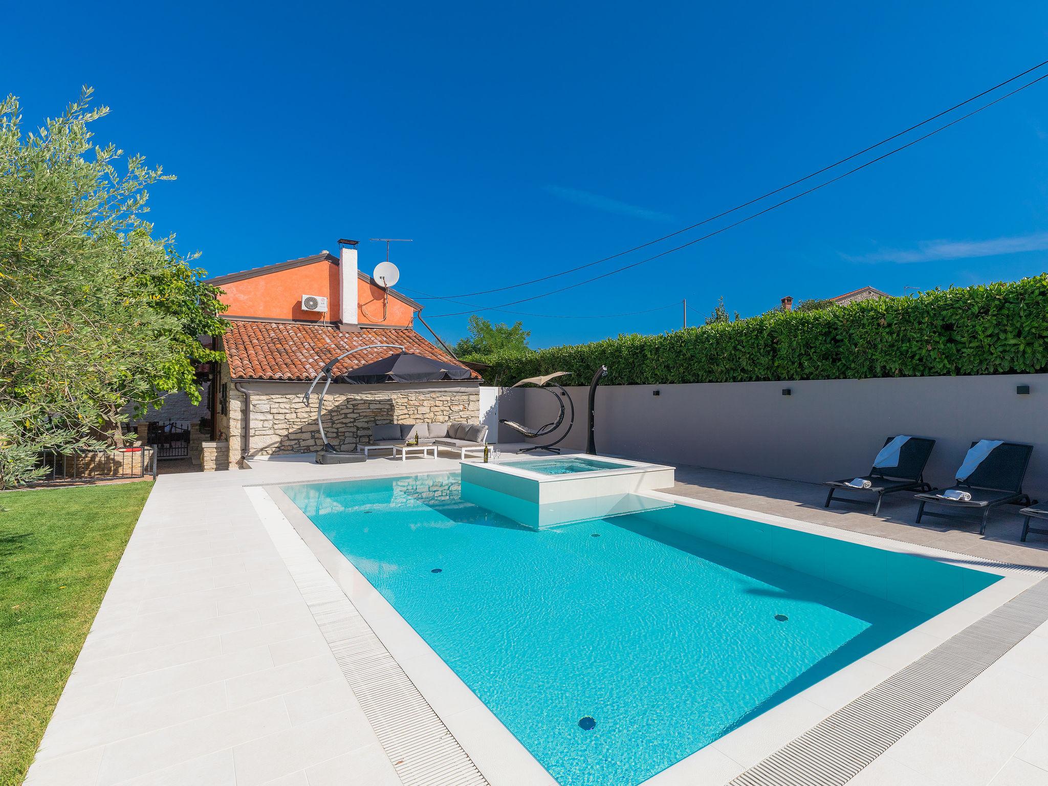 Photo 24 - Maison de 2 chambres à Umag avec piscine privée et jardin