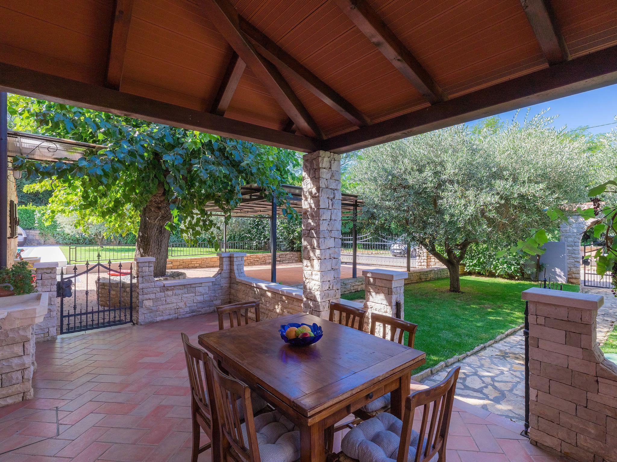 Photo 3 - Maison de 2 chambres à Umag avec piscine privée et jardin