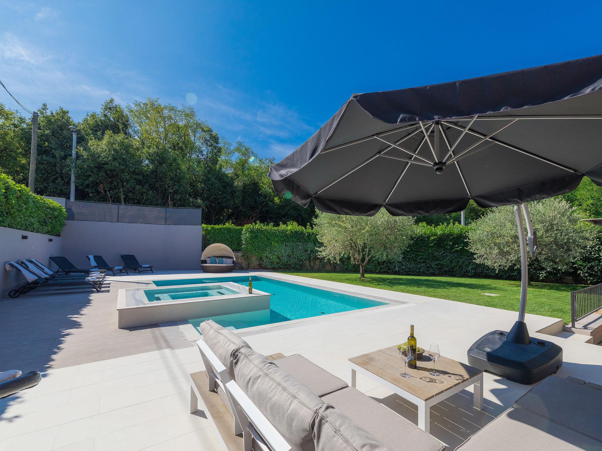 Photo 1 - Maison de 2 chambres à Umag avec piscine privée et vues à la mer