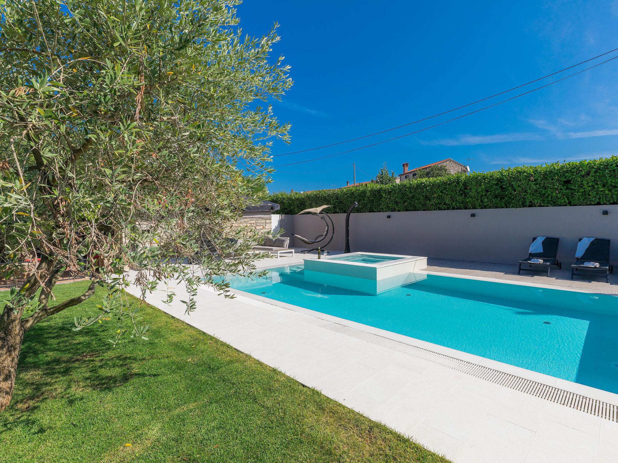 Photo 7 - Maison de 2 chambres à Umag avec piscine privée et jardin