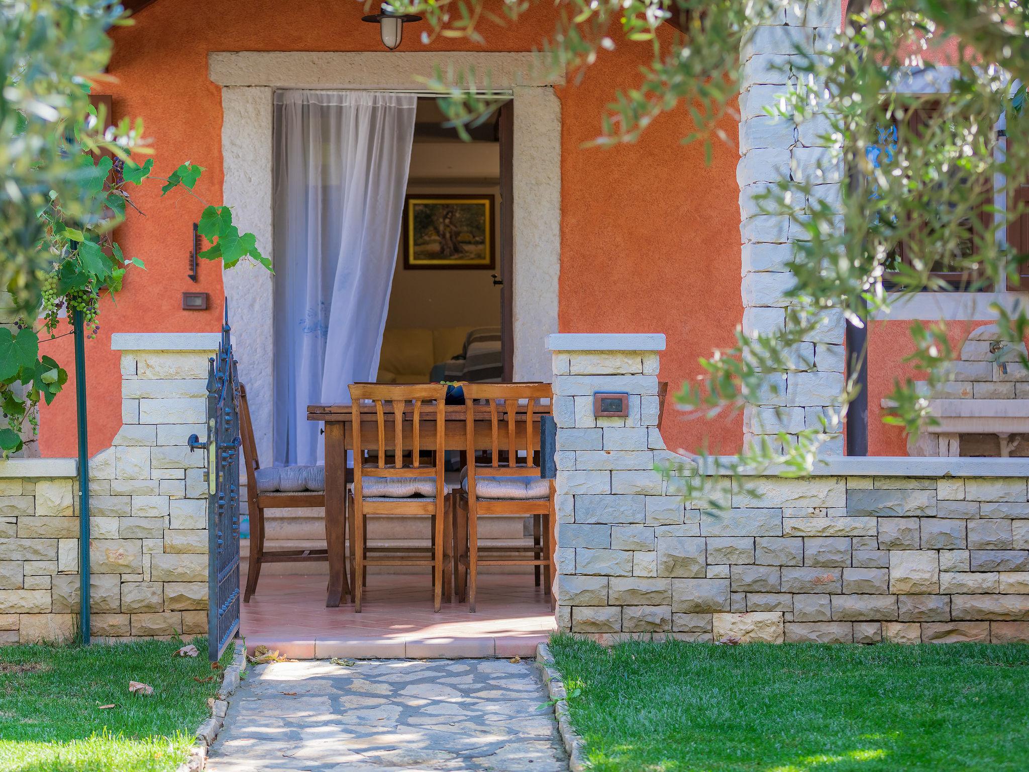 Foto 11 - Casa de 2 quartos em Umag com piscina privada e jardim