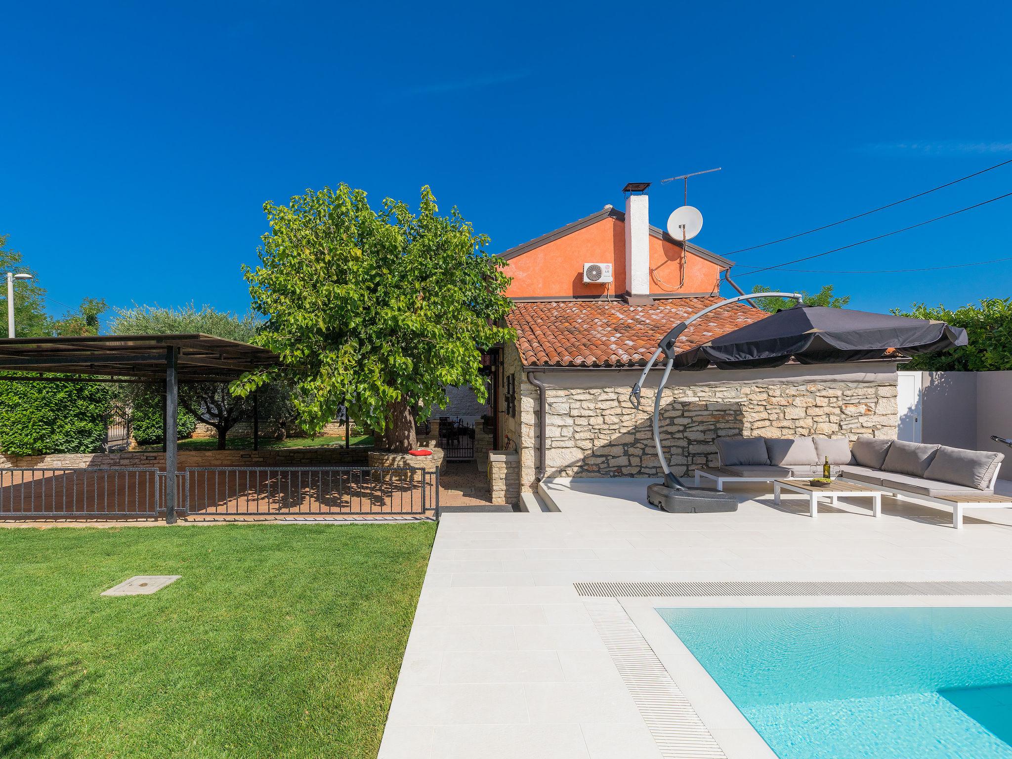 Foto 28 - Casa de 2 quartos em Umag com piscina privada e jardim