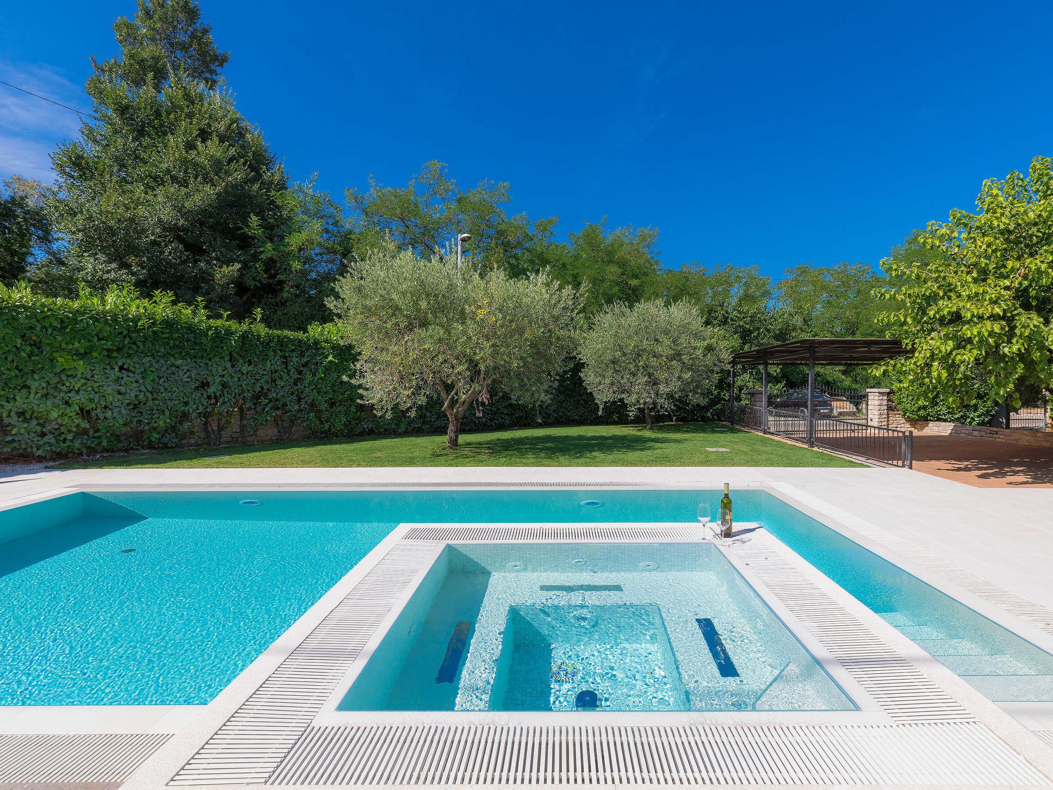 Foto 25 - Casa con 2 camere da letto a Umag con piscina privata e giardino