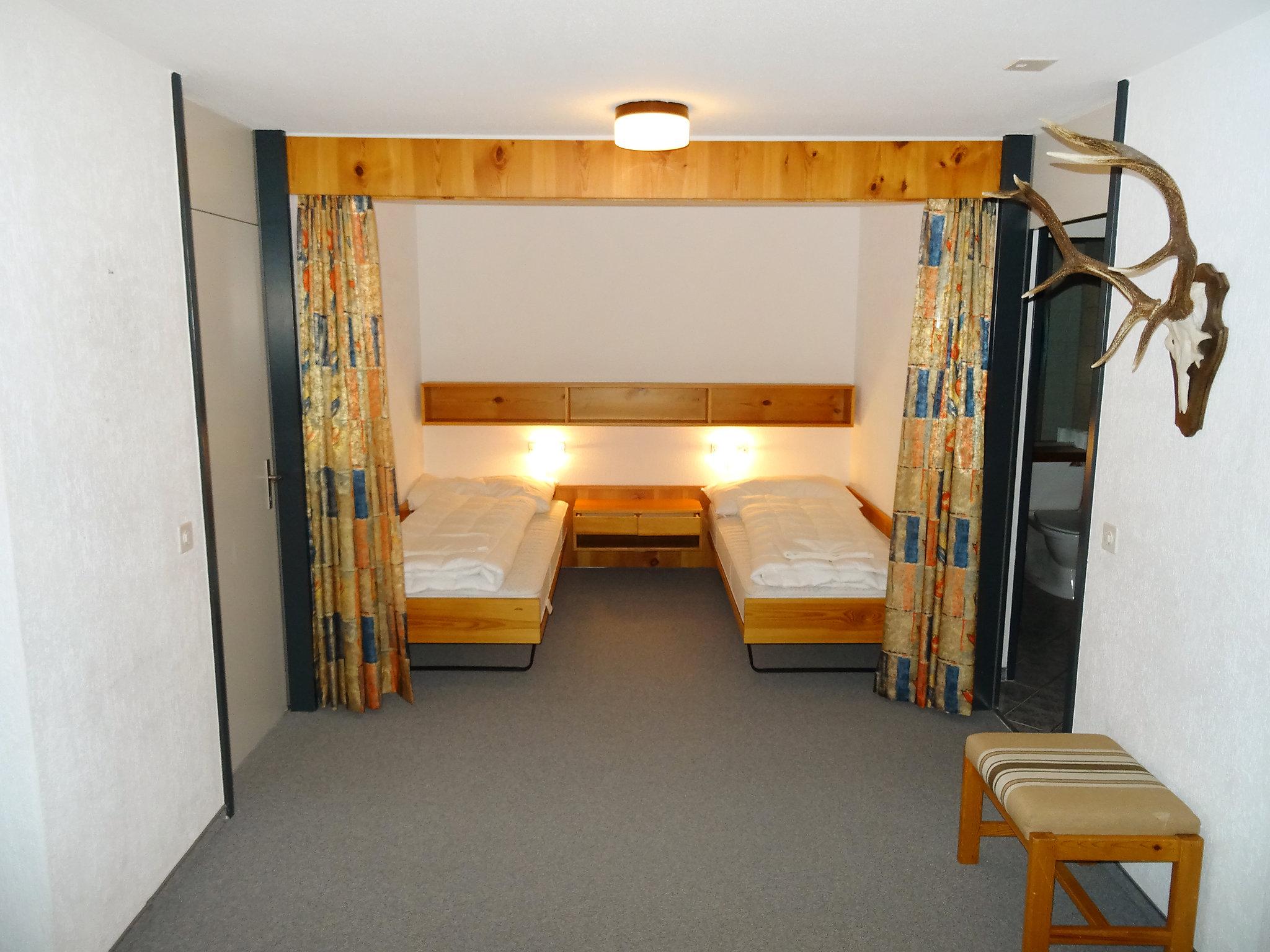 Foto 3 - Appartamento con 2 camere da letto a Disentis/Mustér con piscina e vista sulle montagne