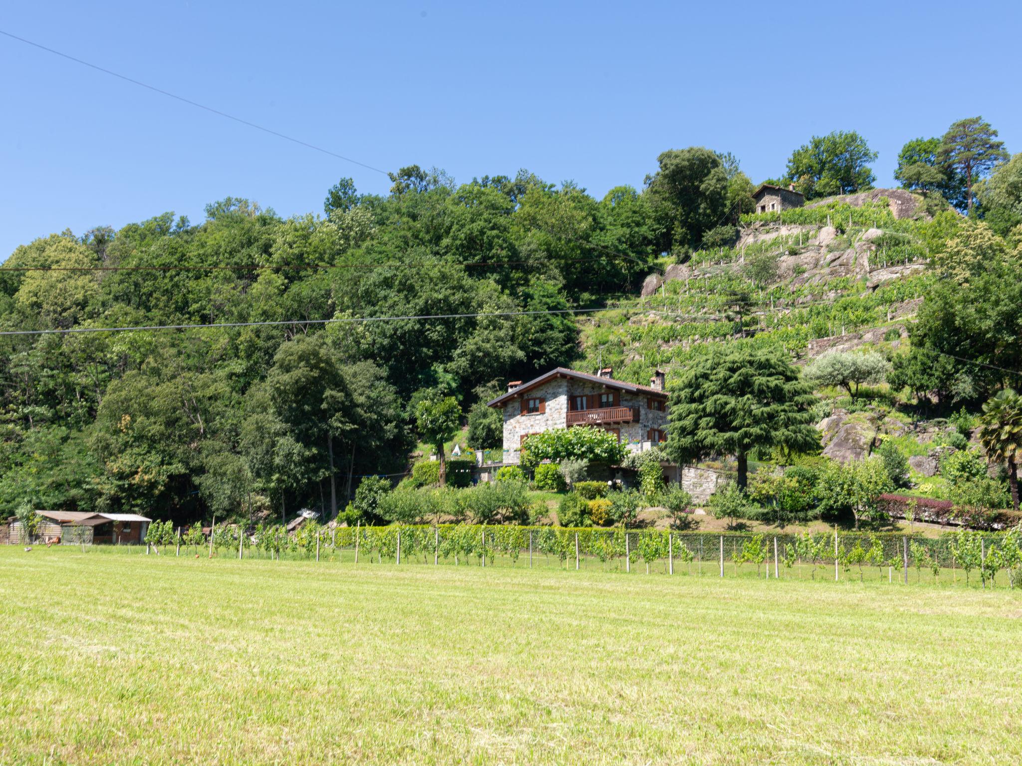 Photo 2 - Appartement de 2 chambres à Colico avec jardin et vues sur la montagne