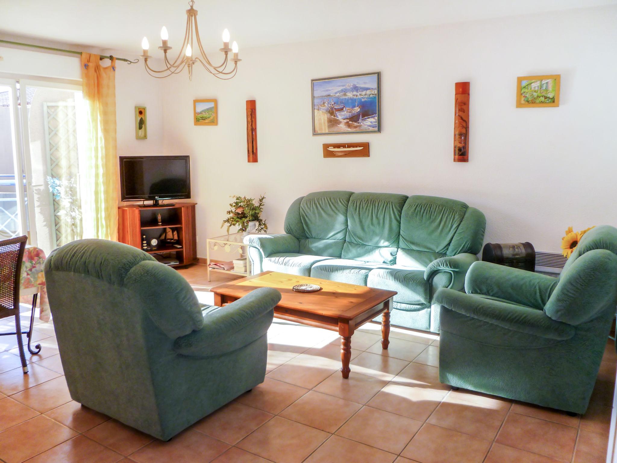 Photo 3 - 2 bedroom Apartment in Saint-Cyr-sur-Mer with terrace and sea view