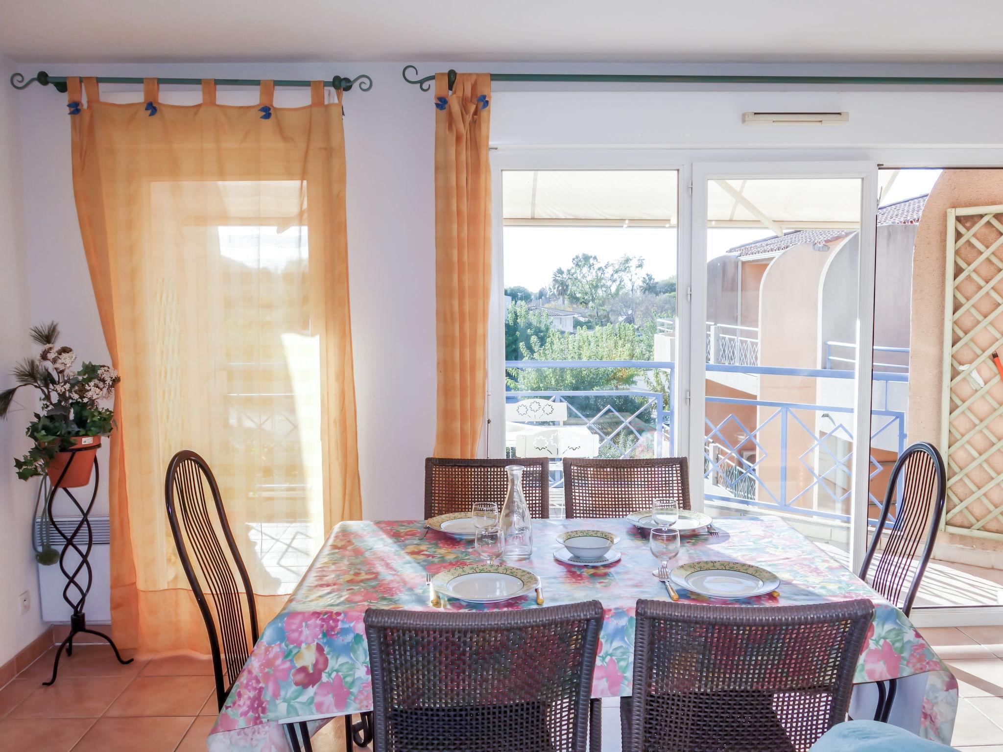 Foto 4 - Apartment mit 2 Schlafzimmern in Saint-Cyr-sur-Mer mit terrasse und blick aufs meer
