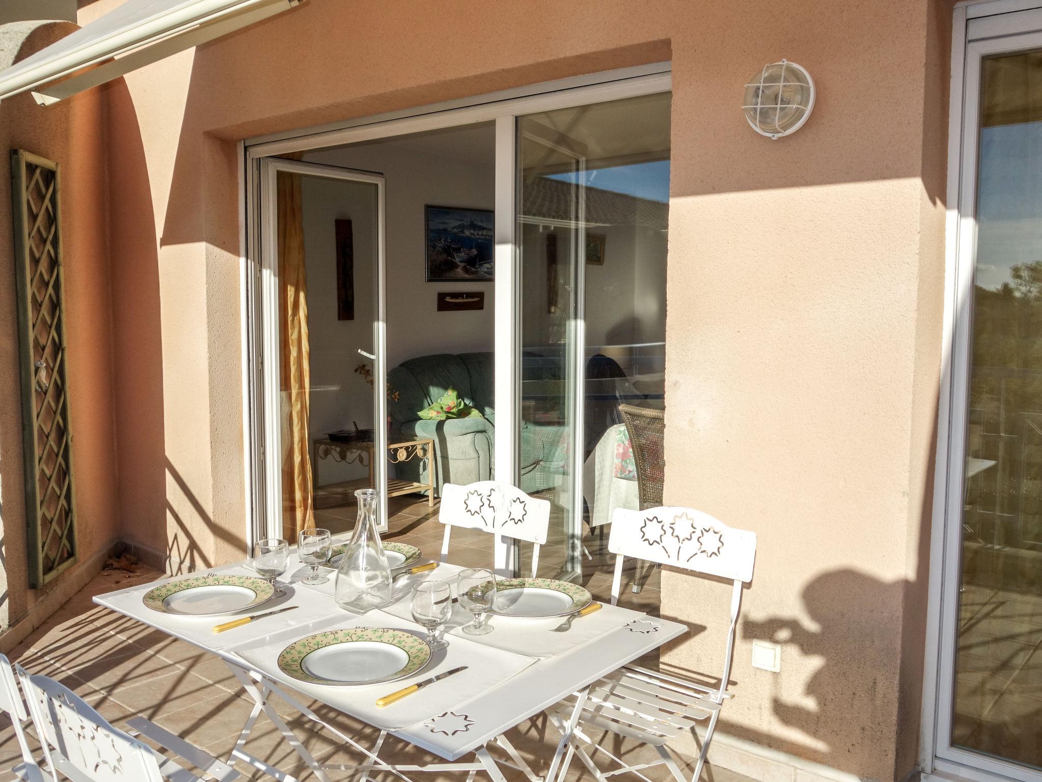 Photo 2 - 2 bedroom Apartment in Saint-Cyr-sur-Mer with terrace and sea view