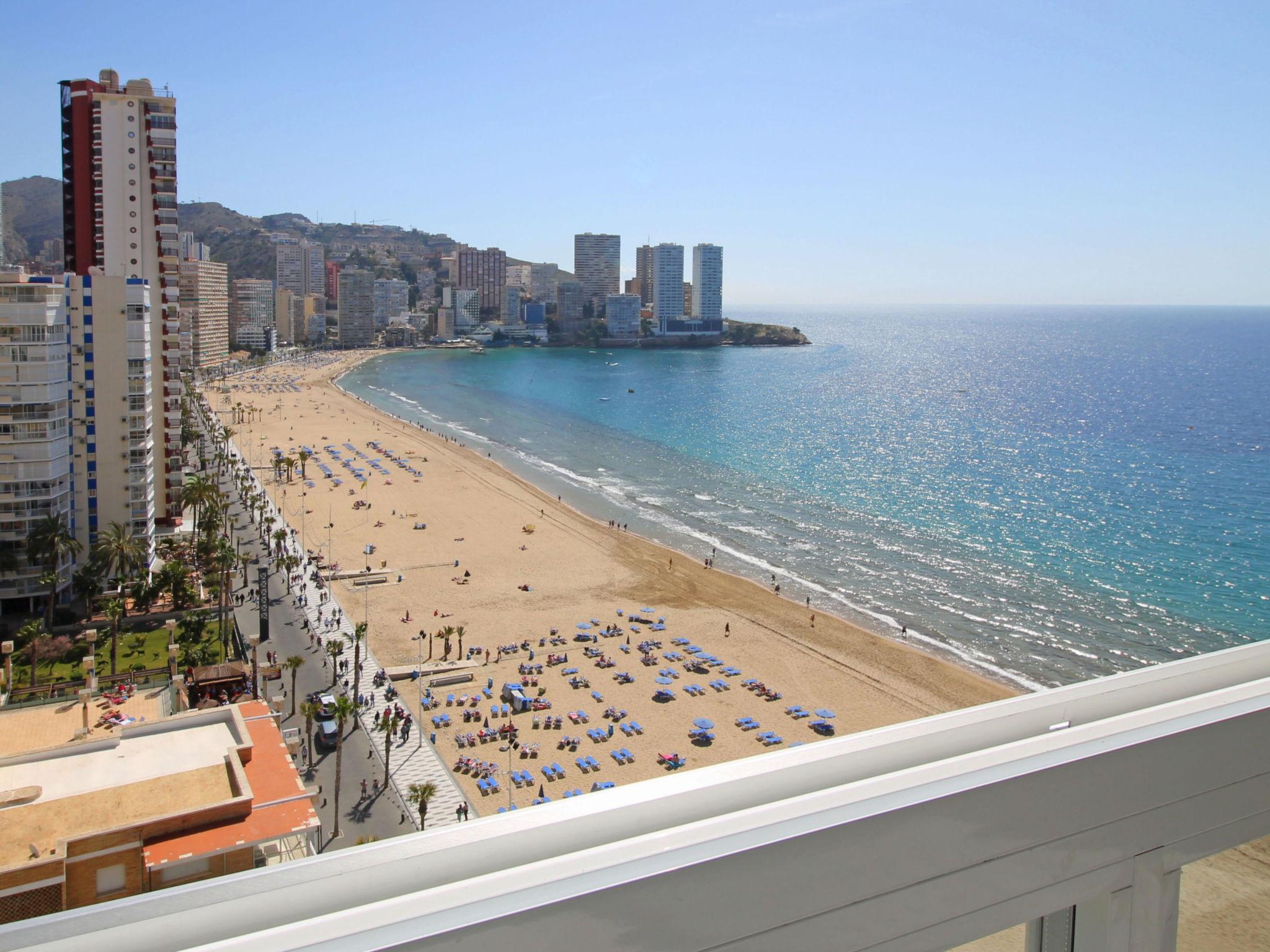 Foto 21 - Appartamento con 3 camere da letto a Benidorm con vista mare