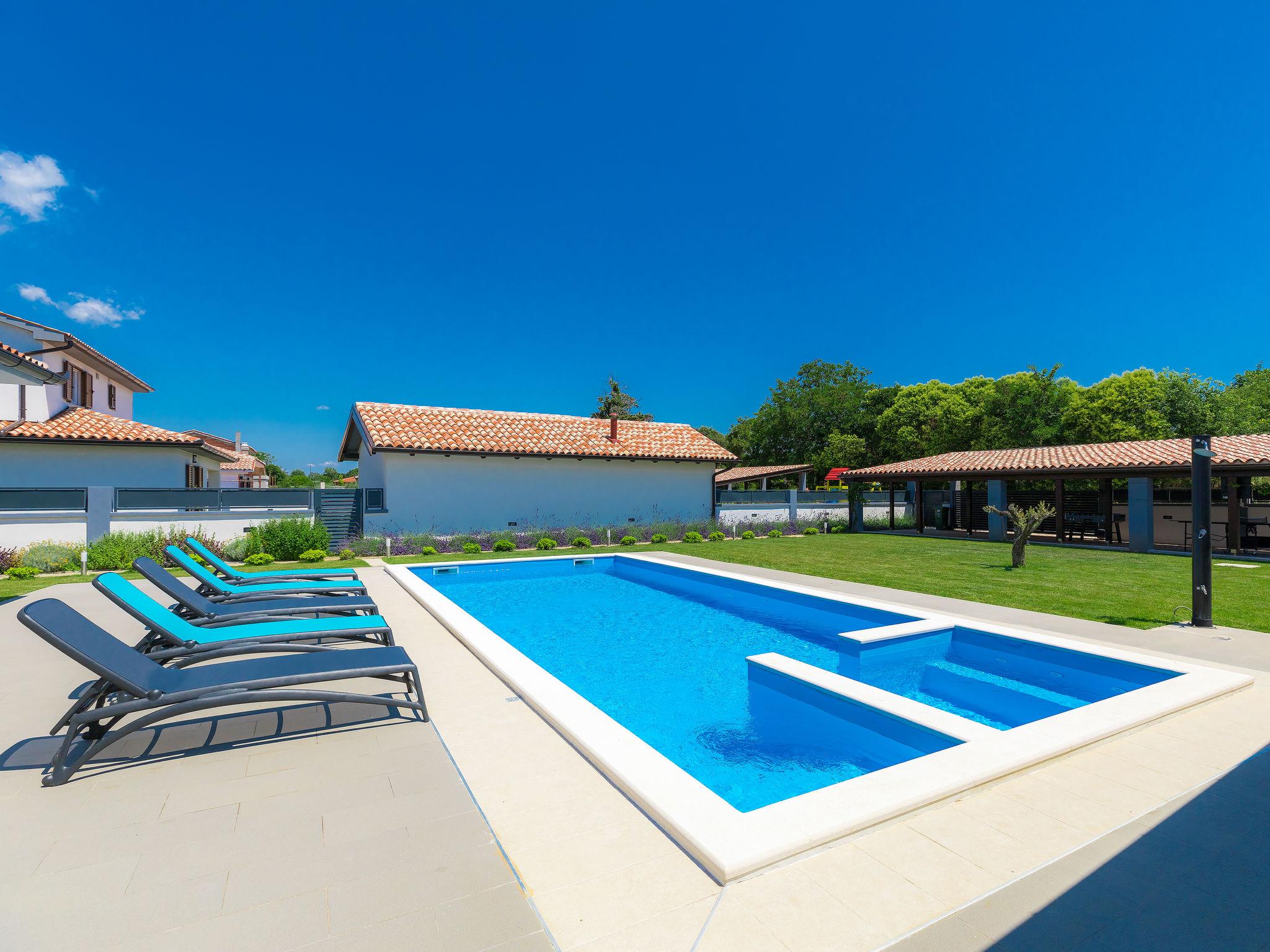 Foto 14 - Casa con 6 camere da letto a Ližnjan con piscina privata e giardino