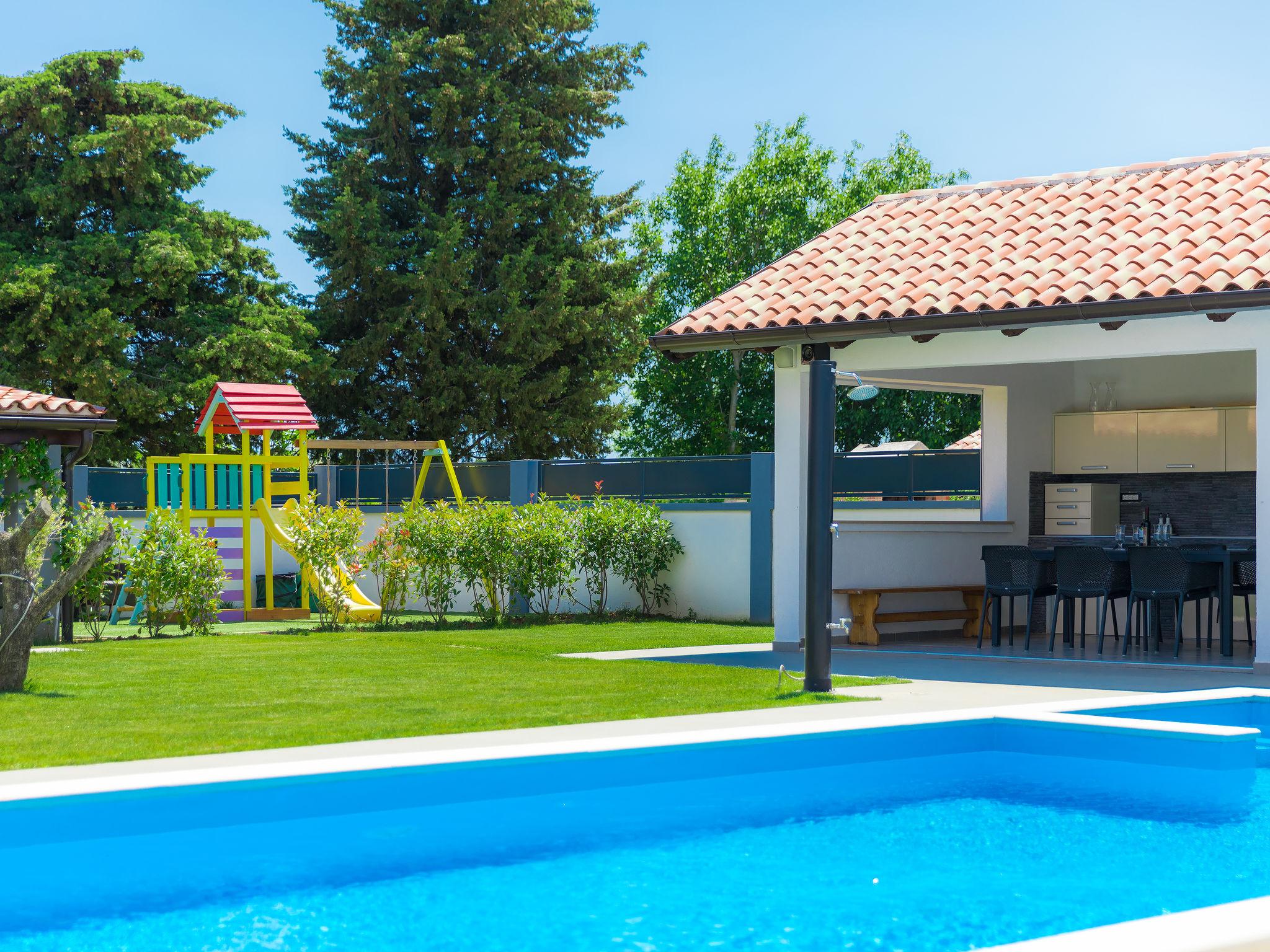 Foto 17 - Casa de 6 quartos em Ližnjan com piscina privada e jardim