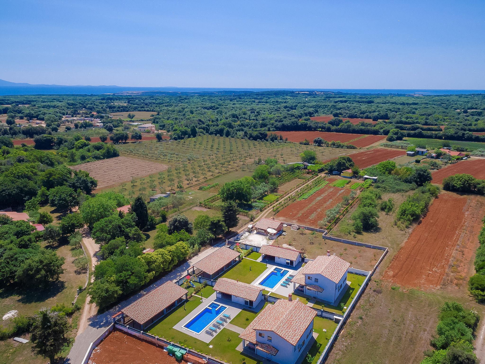 Foto 29 - Casa de 3 quartos em Ližnjan com piscina privada e jardim