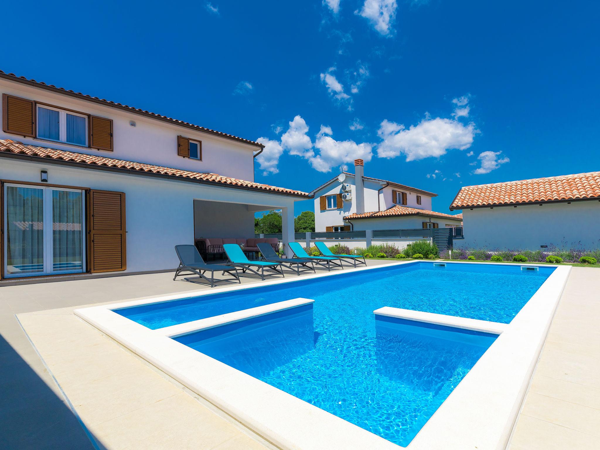 Photo 2 - Maison de 6 chambres à Ližnjan avec piscine privée et jardin