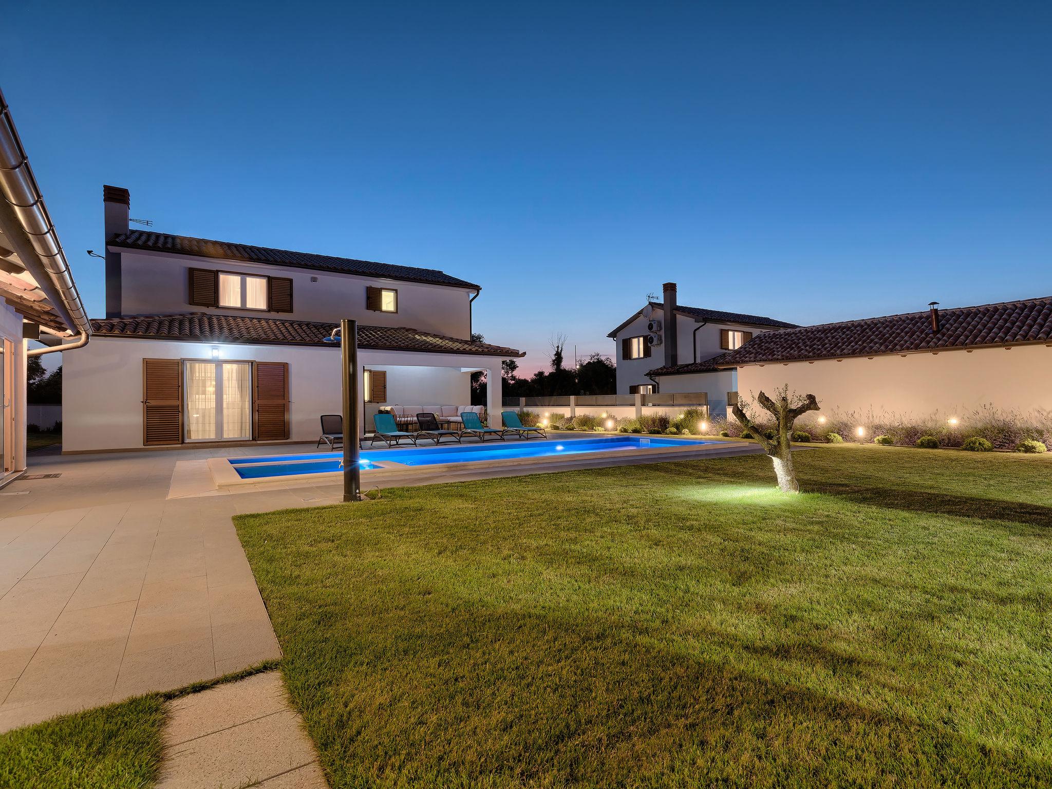 Photo 20 - Maison de 6 chambres à Ližnjan avec piscine privée et jardin