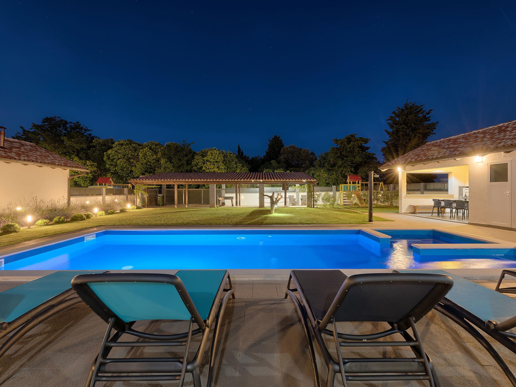 Photo 28 - Maison de 3 chambres à Ližnjan avec piscine privée et jardin