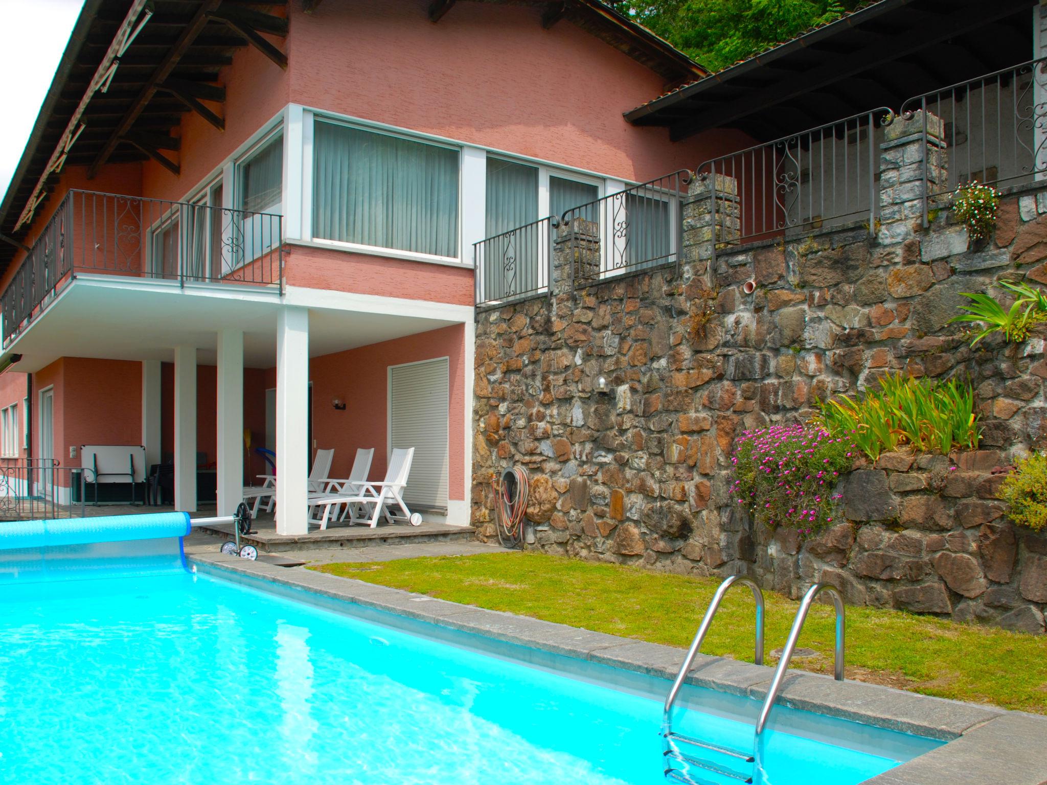Photo 1 - Appartement de 2 chambres à Bissone avec piscine et vues sur la montagne
