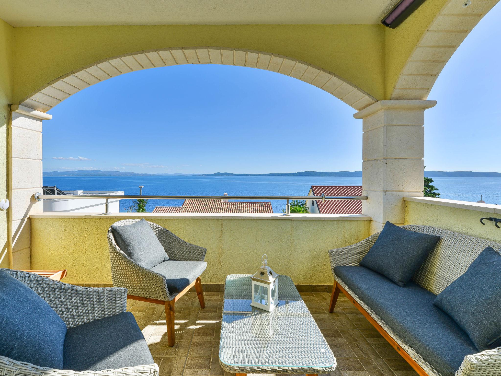 Foto 6 - Apartamento de 2 quartos em Okrug com piscina e vistas do mar