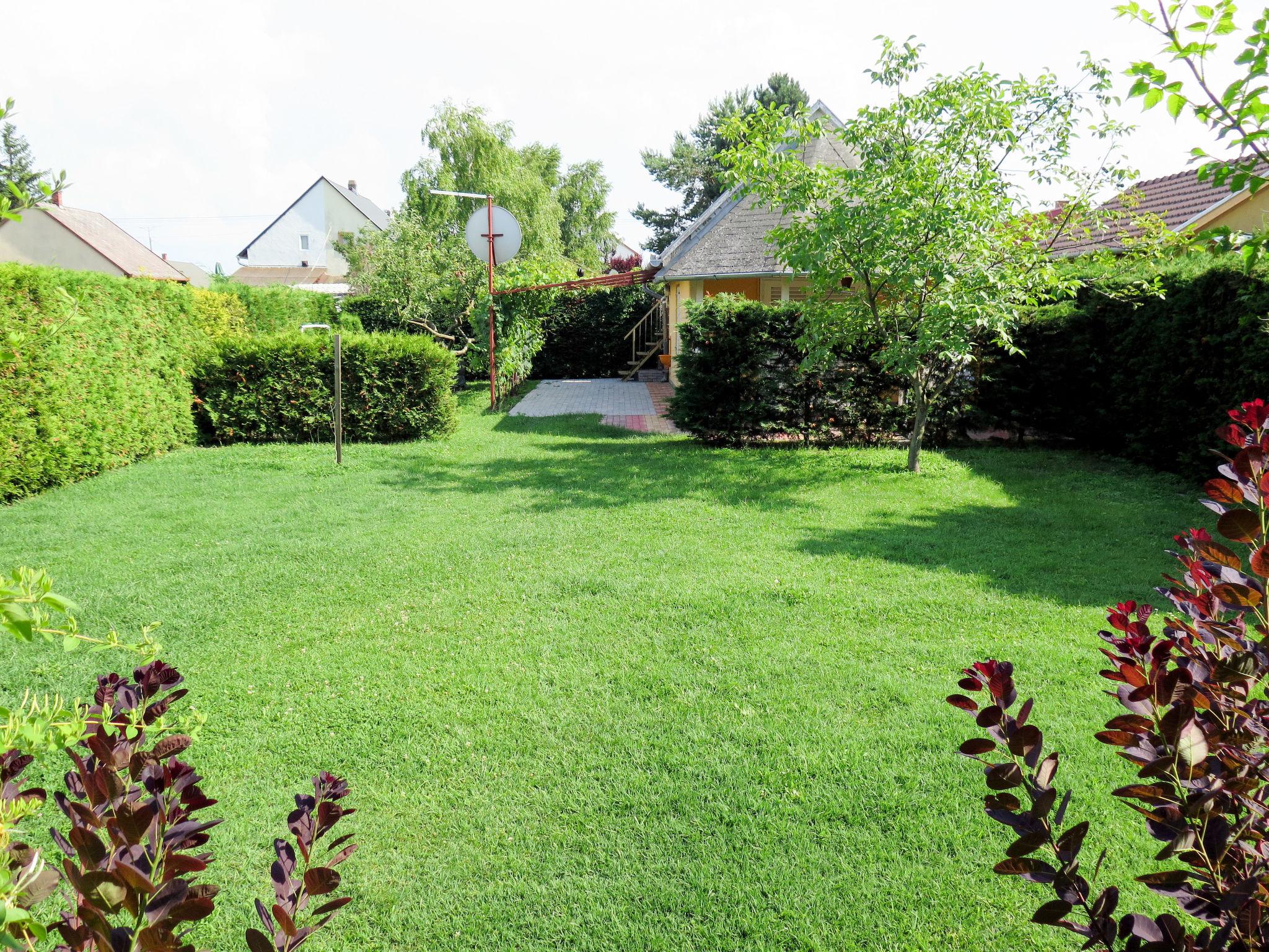 Photo 2 - Maison de 2 chambres à Balatonfenyves avec jardin et terrasse