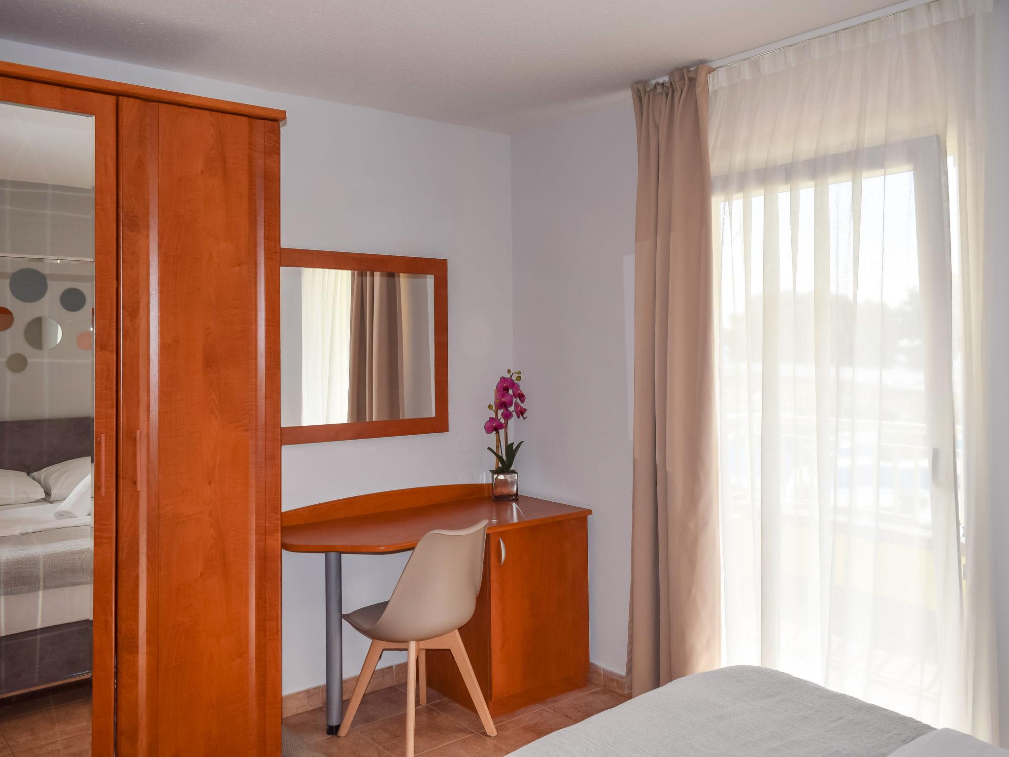 Foto 14 - Apartamento de 1 habitación en Vodice con piscina y vistas al mar