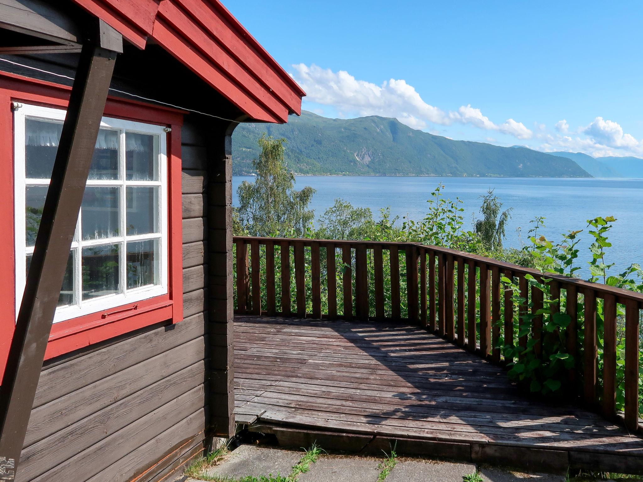 Foto 6 - Casa de 2 quartos em Balestrand com jardim e terraço