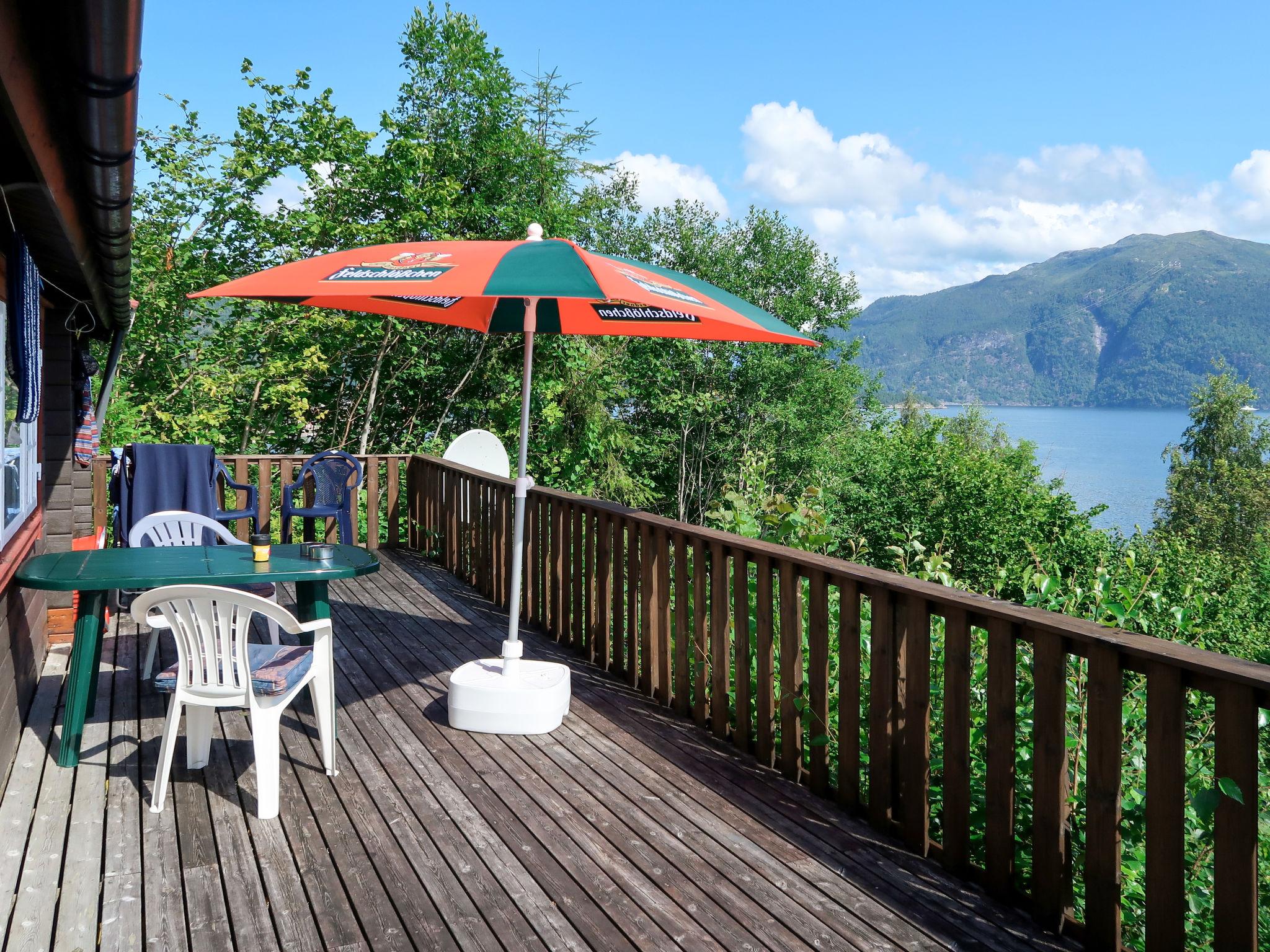 Photo 2 - Maison de 2 chambres à Balestrand avec jardin et terrasse