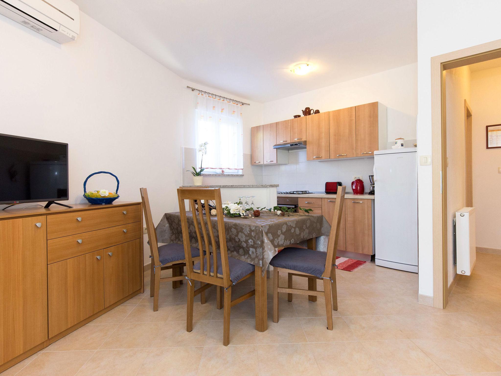 Foto 4 - Apartamento de 1 habitación en Mošćenička Draga con terraza y vistas al mar