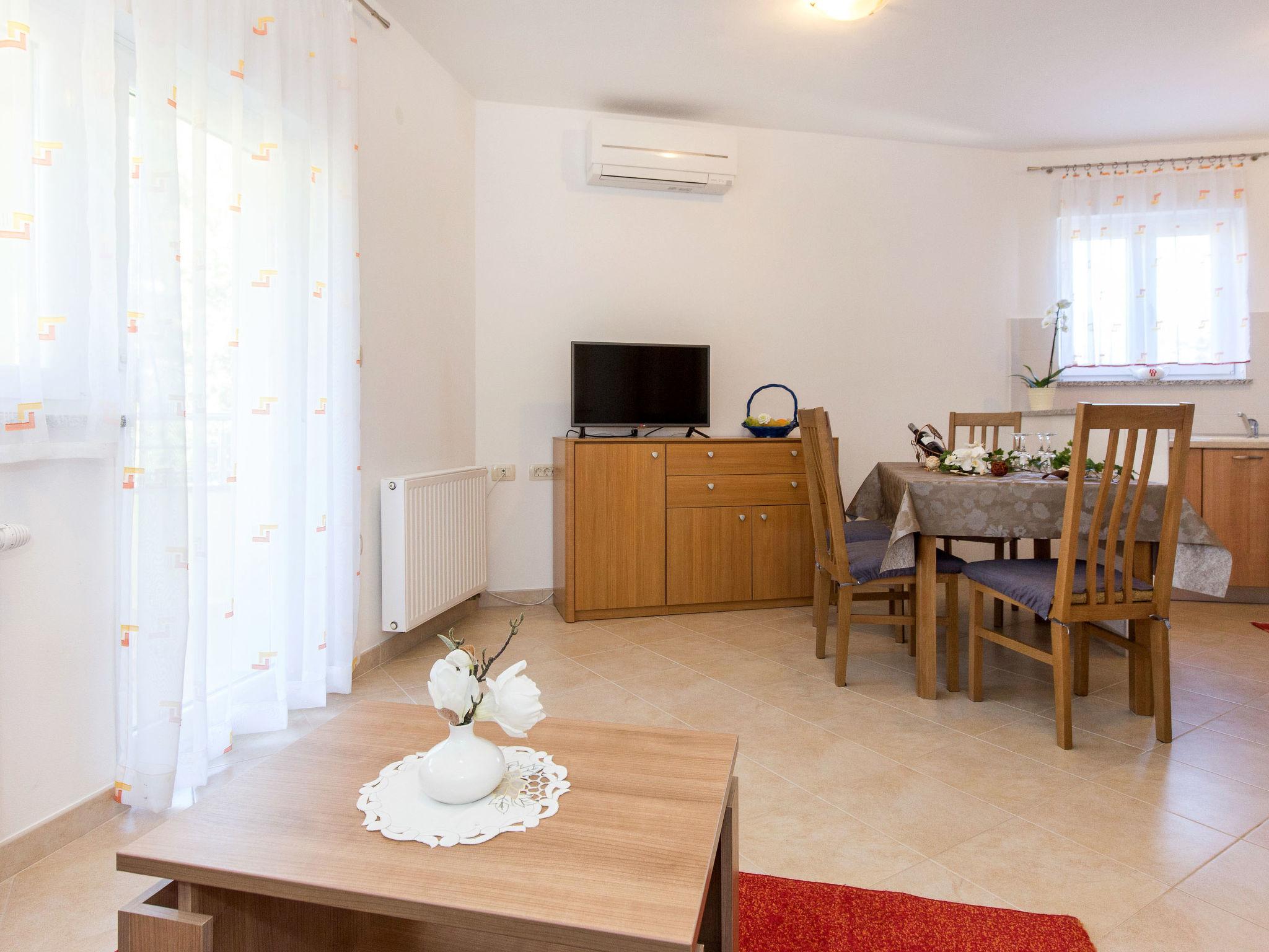 Foto 5 - Appartamento con 1 camera da letto a Mošćenička Draga con terrazza e vista mare