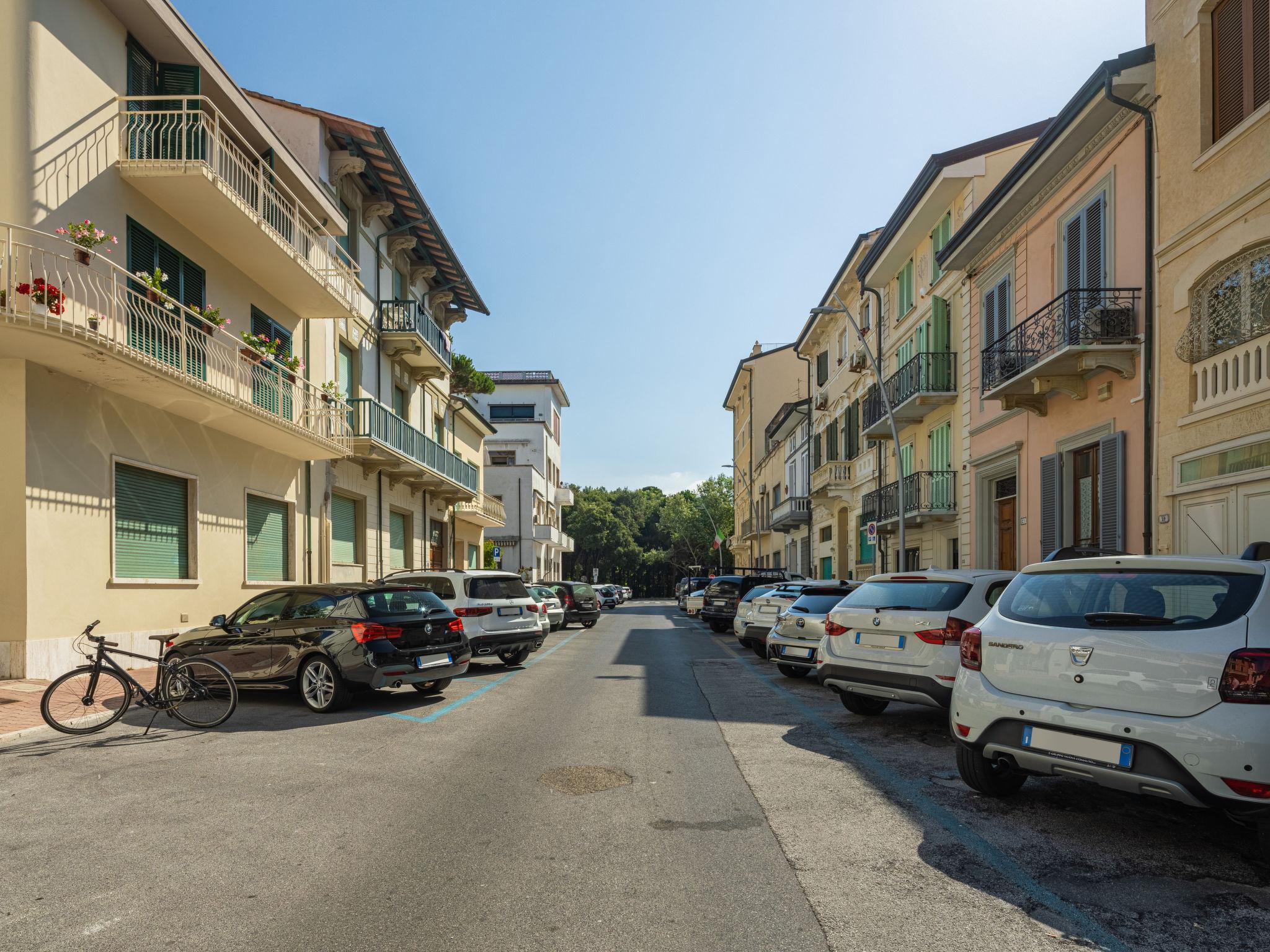 Foto 14 - Apartamento de 2 habitaciones en Viareggio con terraza y vistas al mar