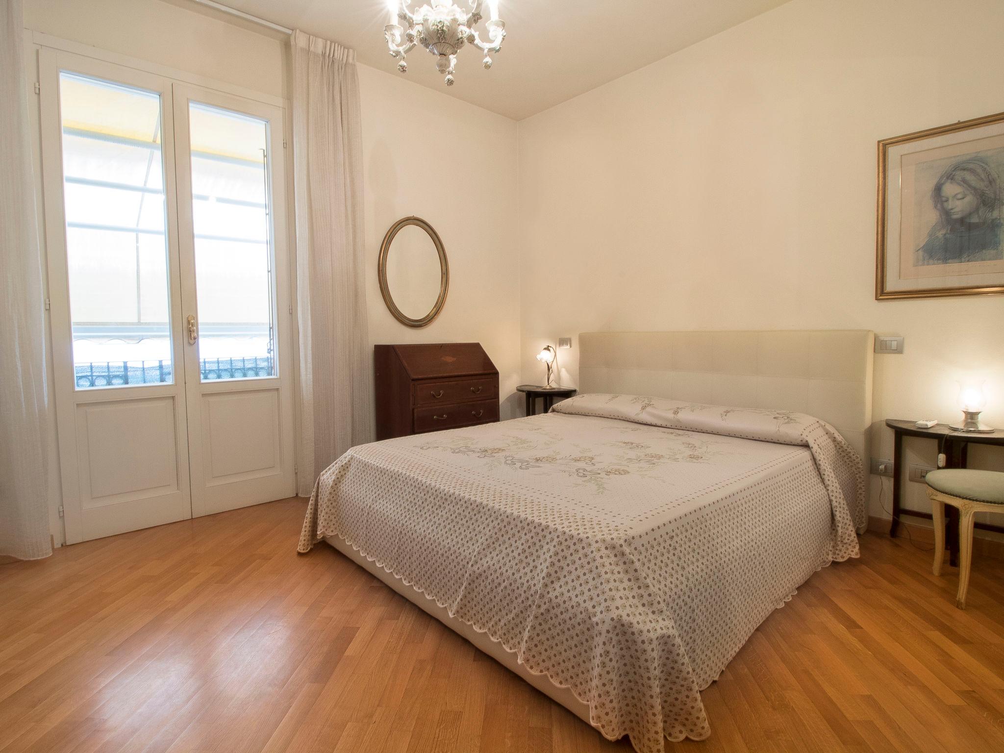 Foto 9 - Appartamento con 2 camere da letto a Viareggio con terrazza e vista mare