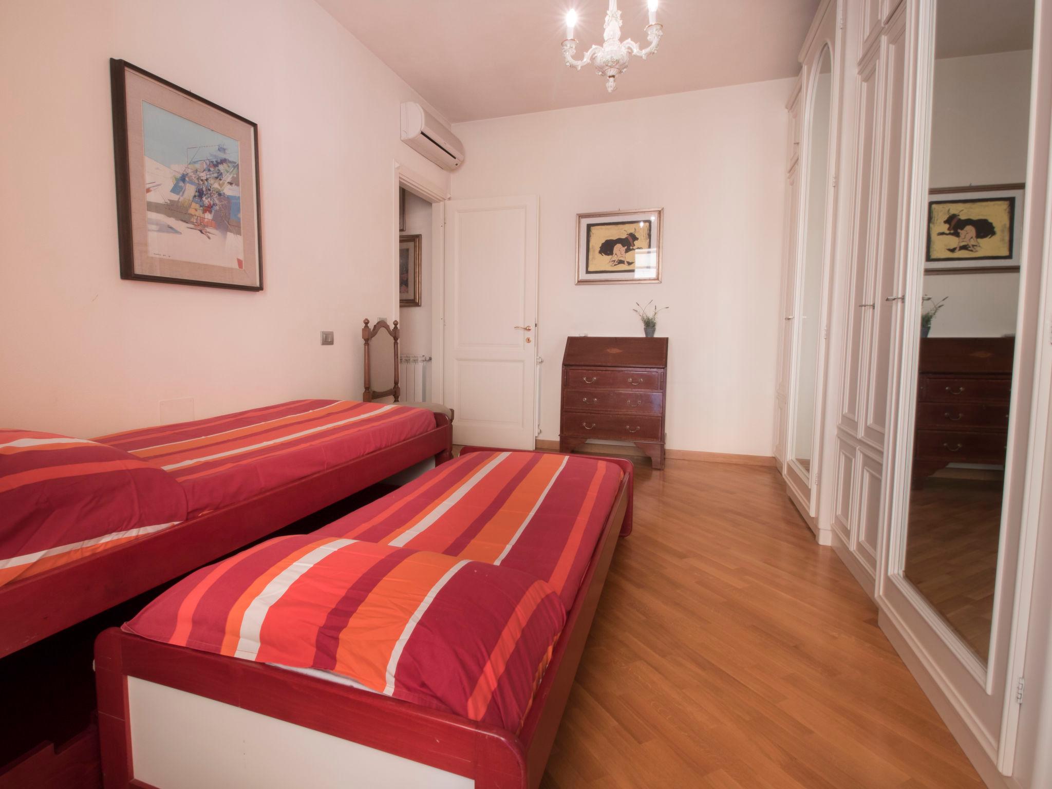 Photo 11 - 2 bedroom Apartment in Viareggio with terrace and sea view