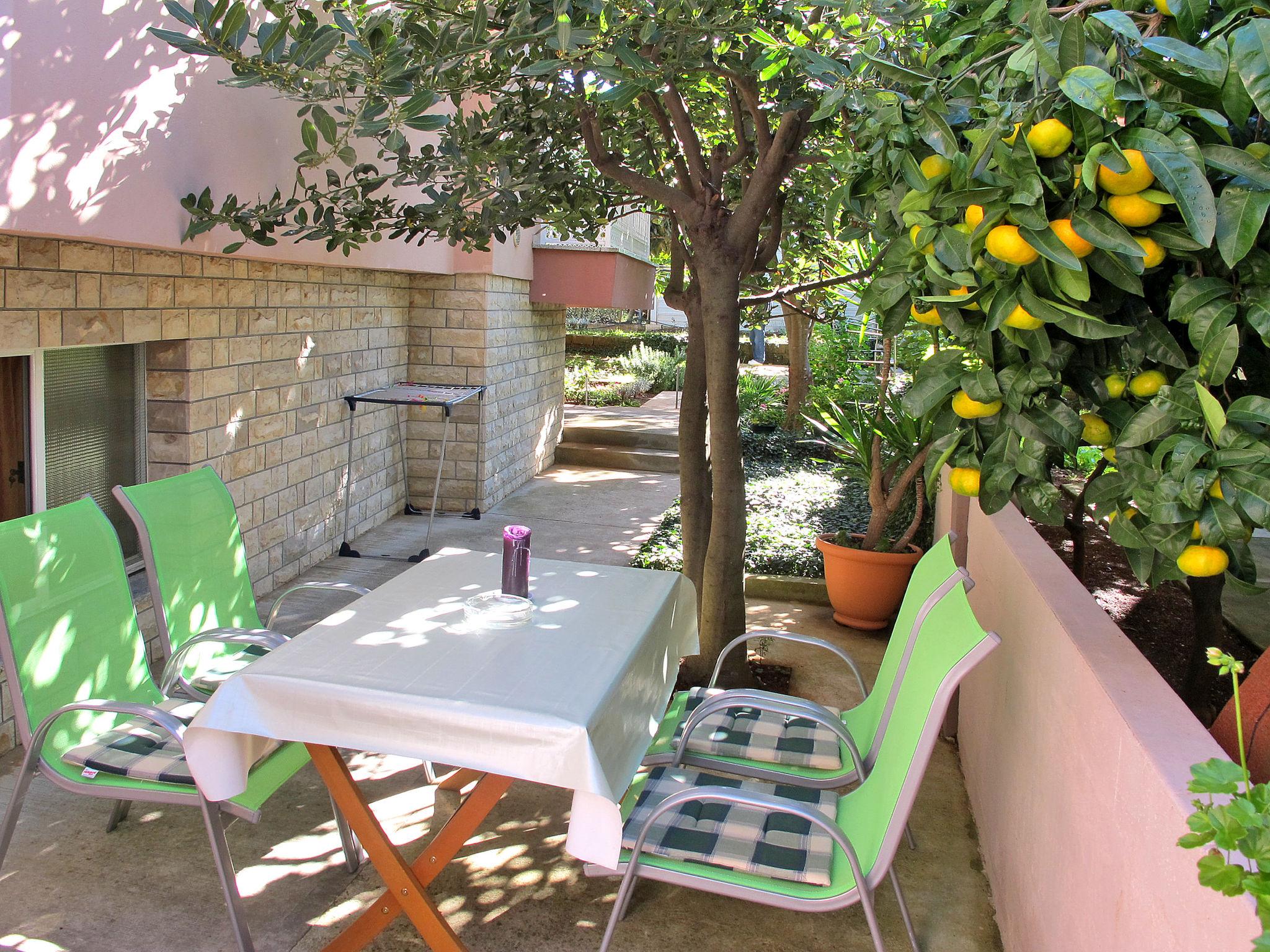 Photo 2 - 2 bedroom Apartment in Zadar with garden and terrace