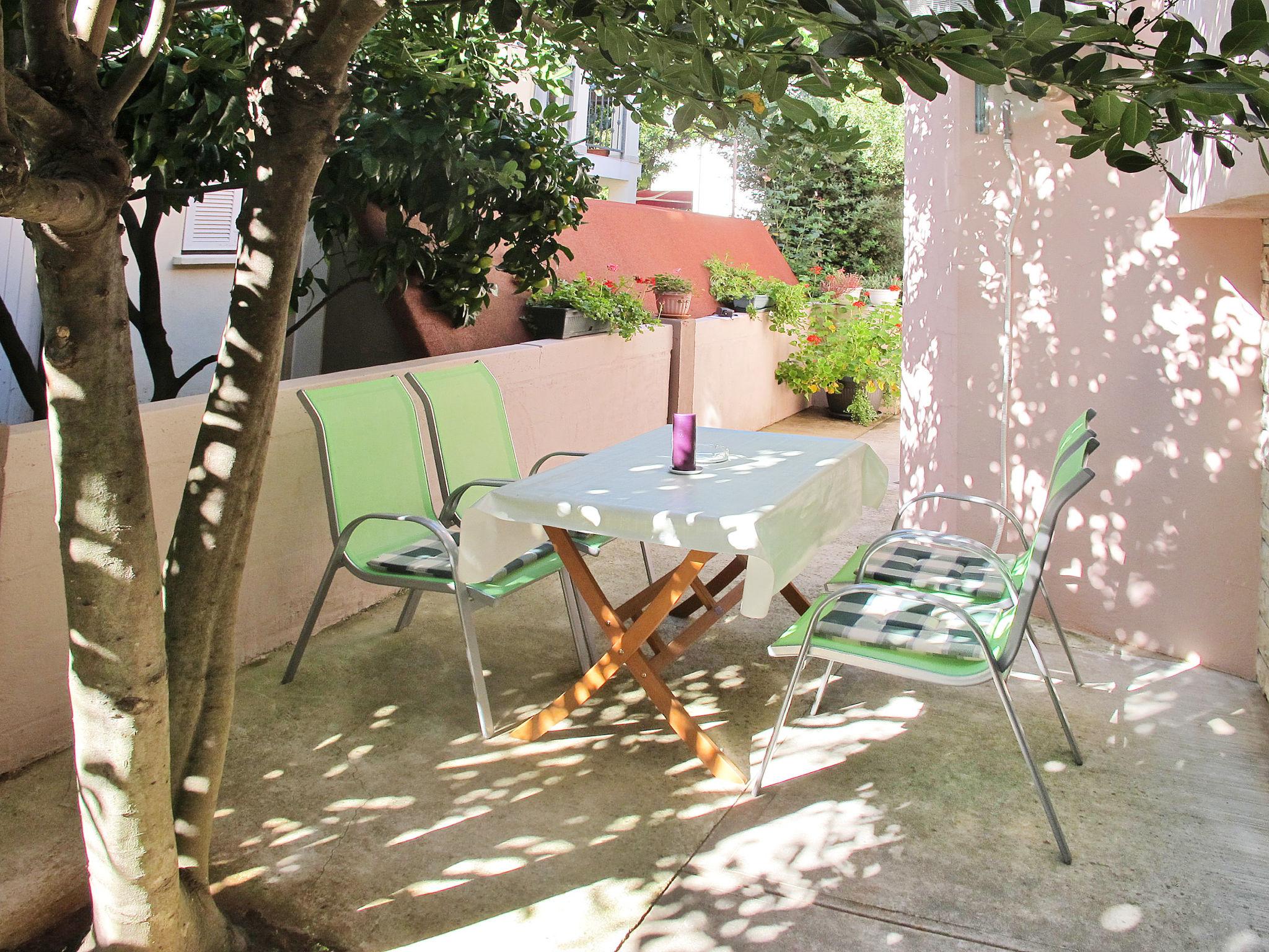 Foto 14 - Apartamento de 2 quartos em Zadar com jardim e terraço