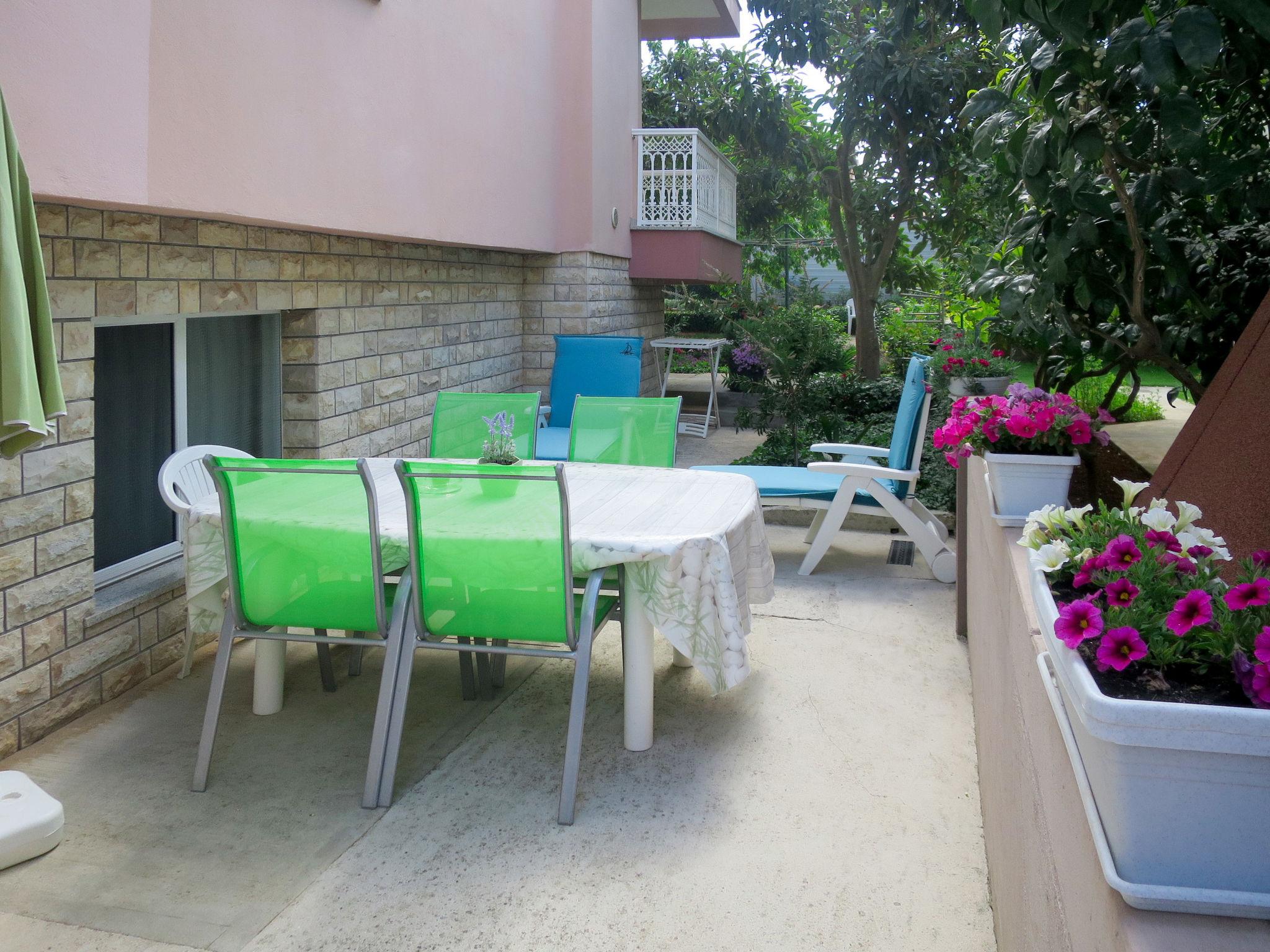 Foto 13 - Apartamento de 2 quartos em Zadar com jardim e terraço