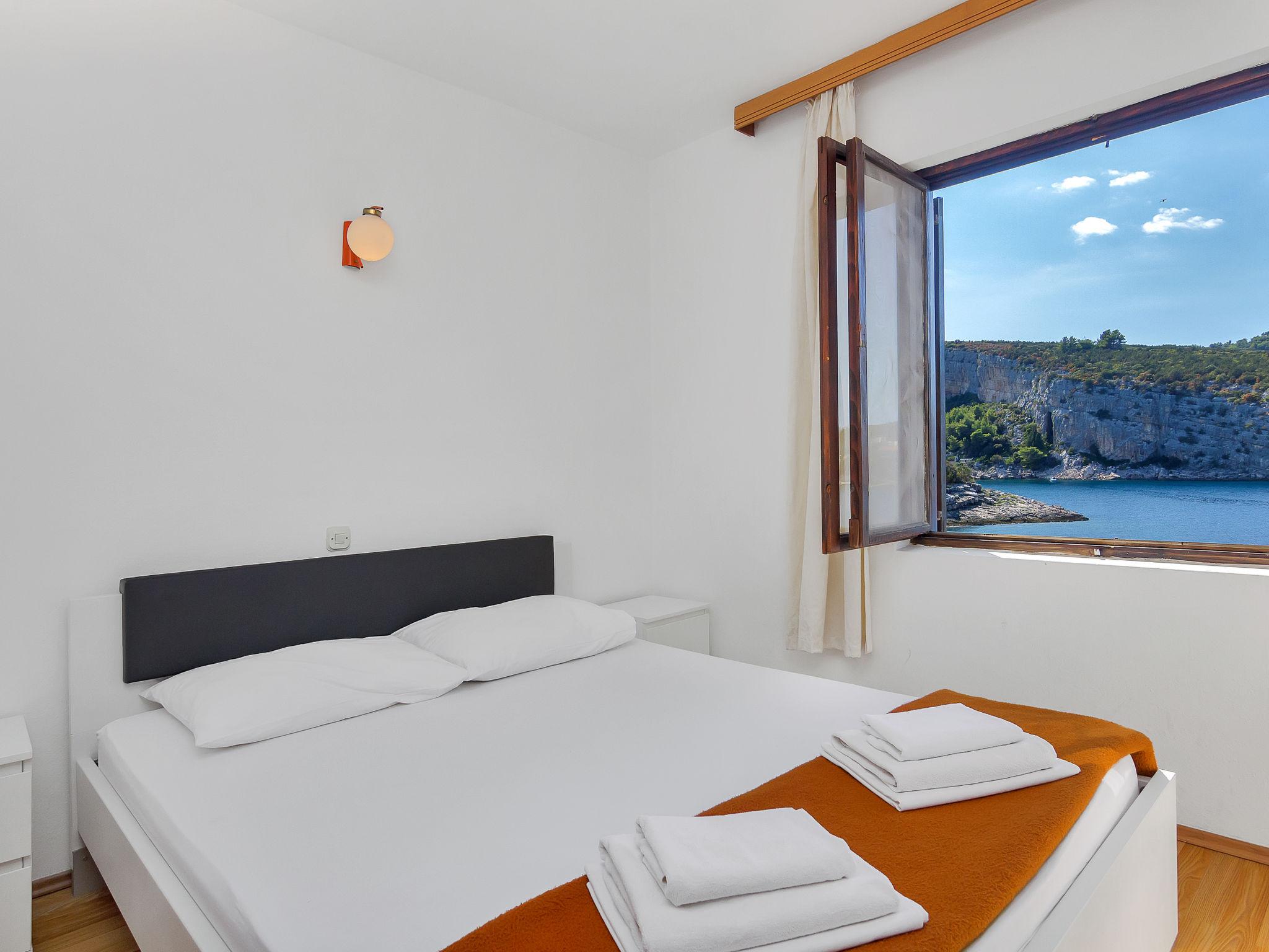 Foto 4 - Appartamento con 3 camere da letto a Jelsa con terrazza