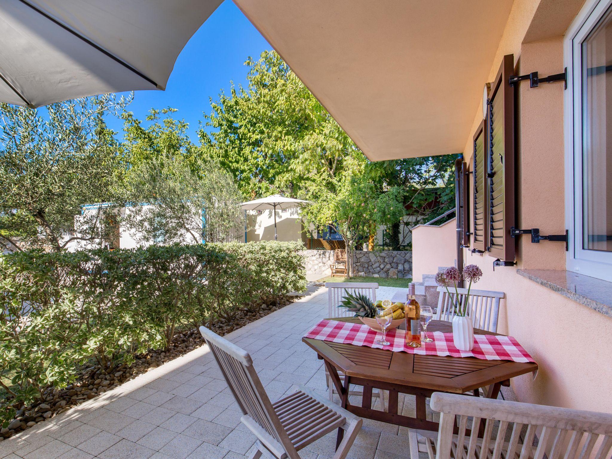 Photo 2 - Appartement de 2 chambres à Dobrinj avec piscine et terrasse