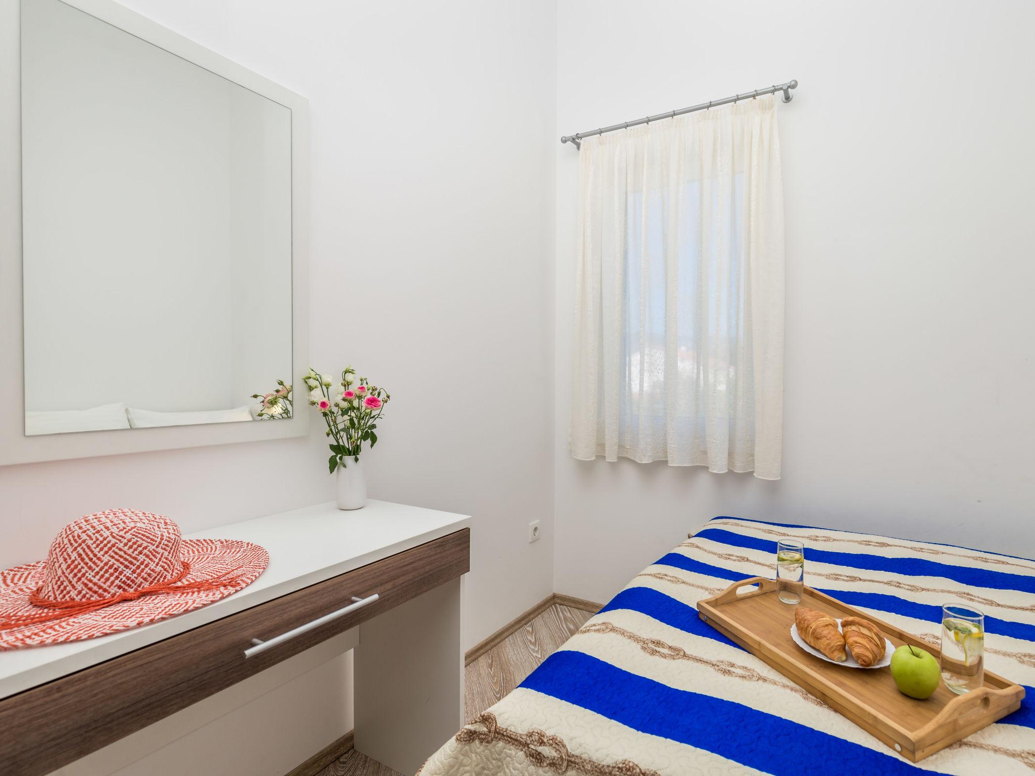 Foto 15 - Appartamento con 2 camere da letto a Dobrinj con piscina e vista mare